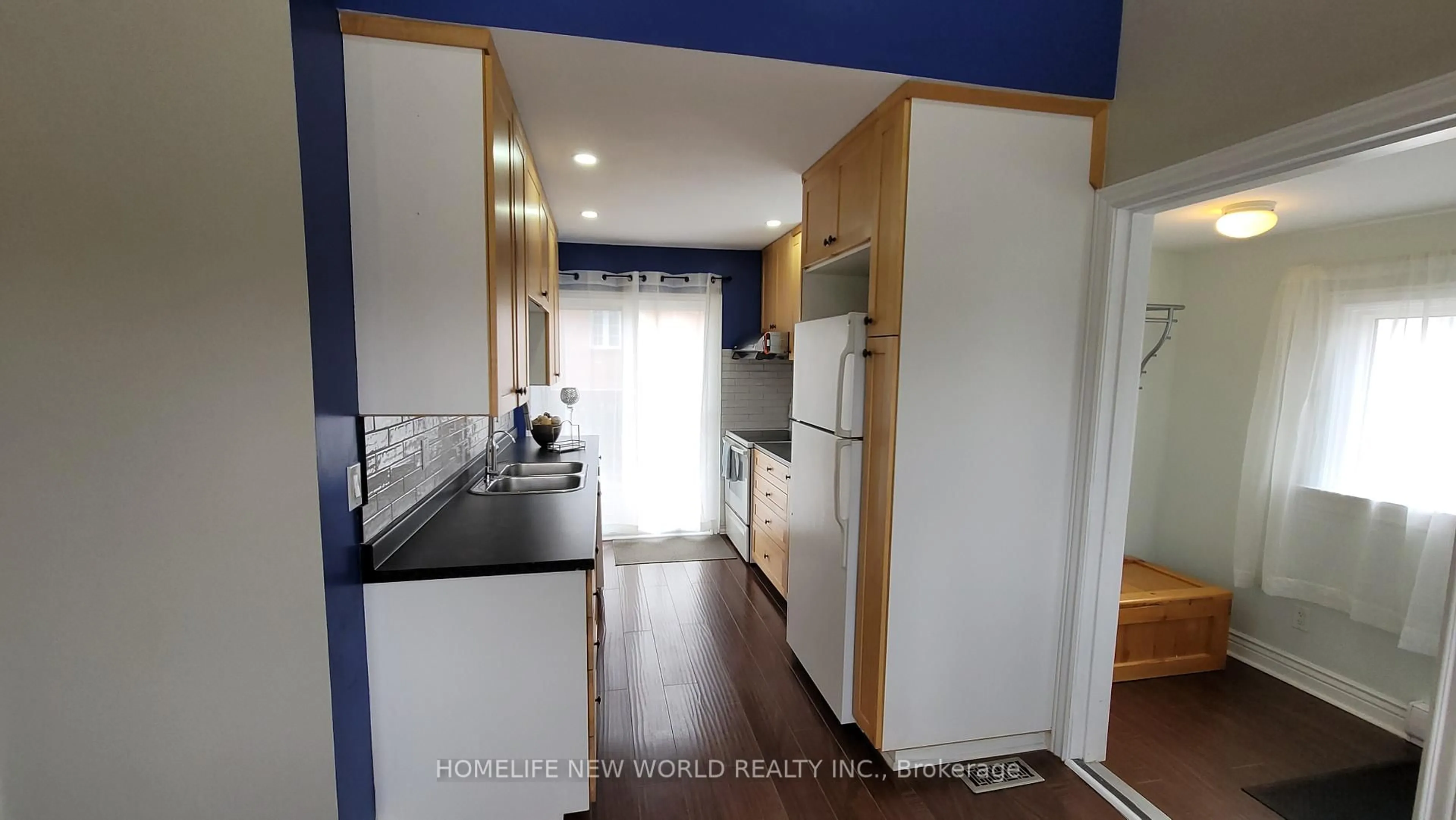 Standard kitchen, wood/laminate floor for 67 Bingham St, Bradford West Gwillimbury Ontario L3Z 1X3