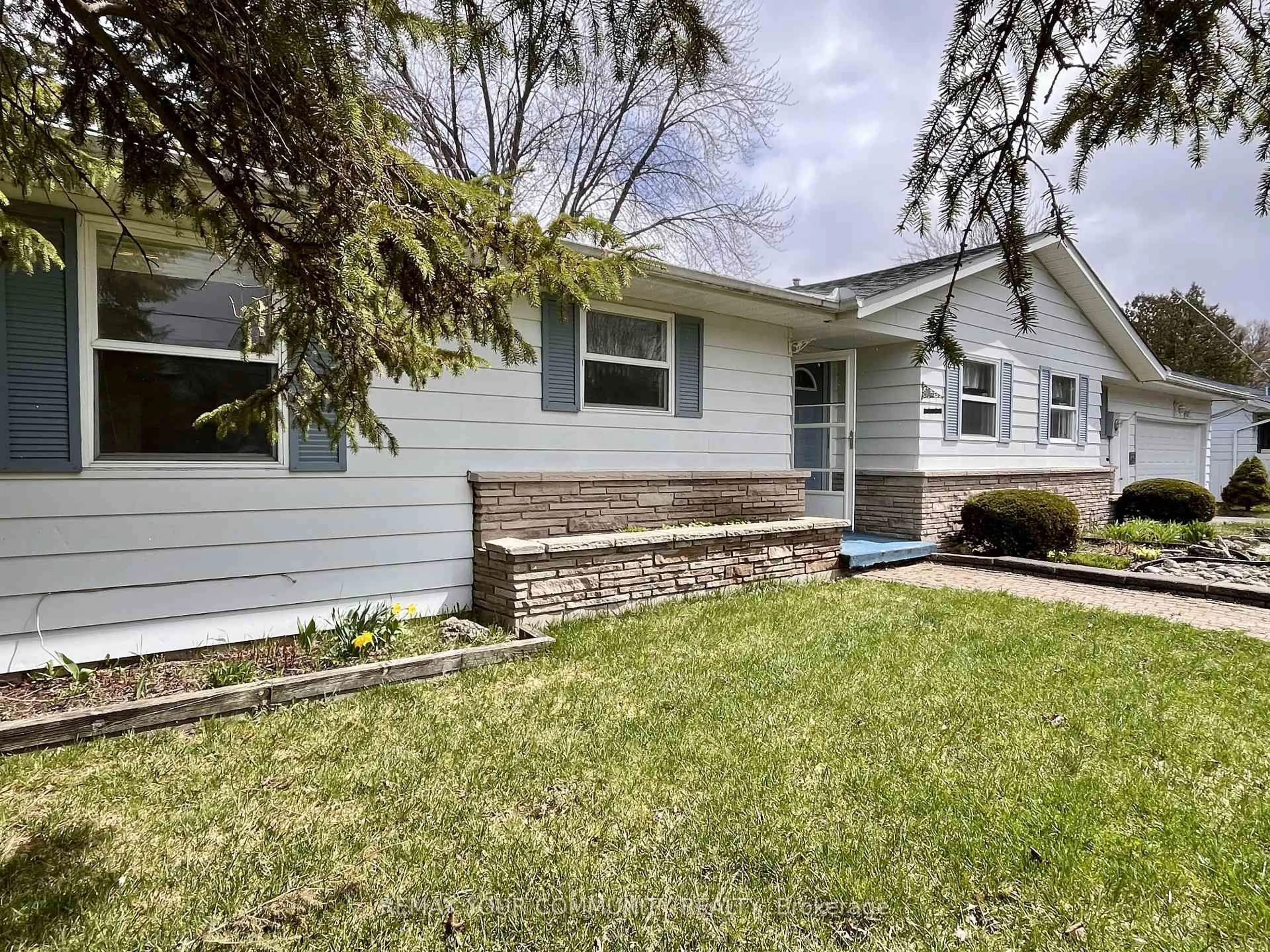 Home with vinyl exterior material, street for 37 Canal St, Georgina Ontario L4P 1K6