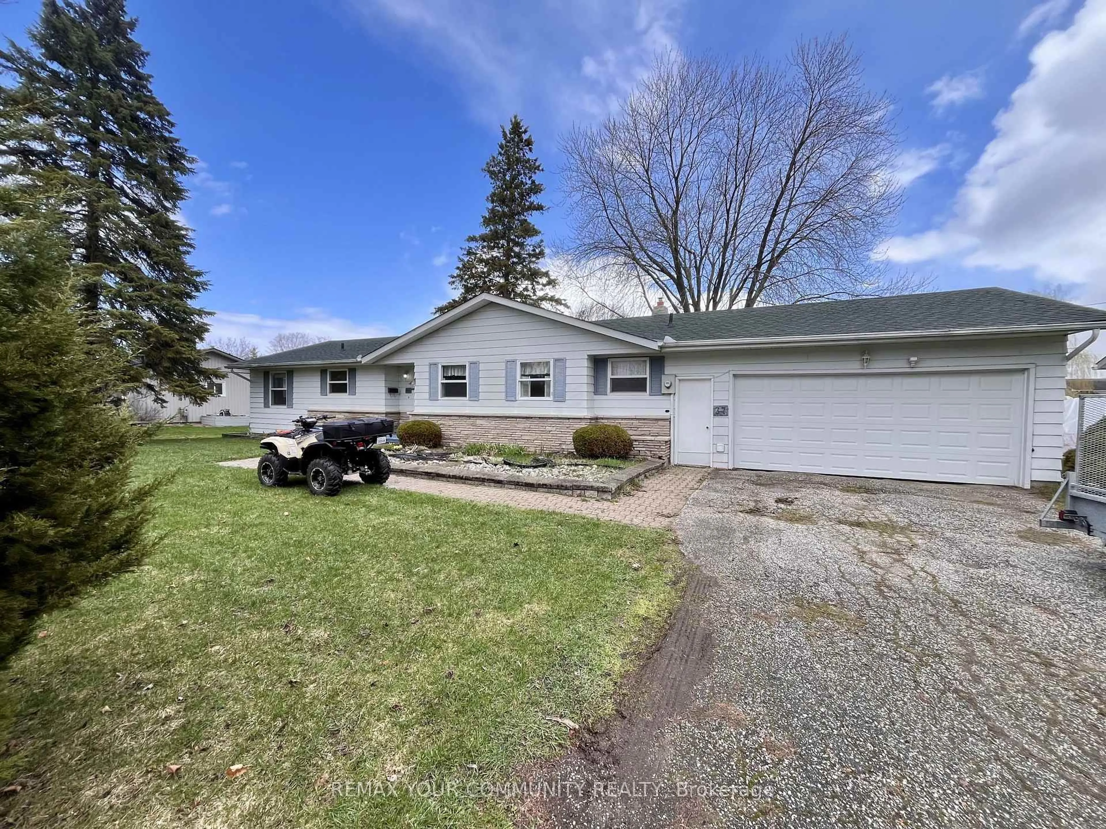 A pic from outside/outdoor area/front of a property/back of a property/a pic from drone, street for 37 Canal St, Georgina Ontario L4P 1K6