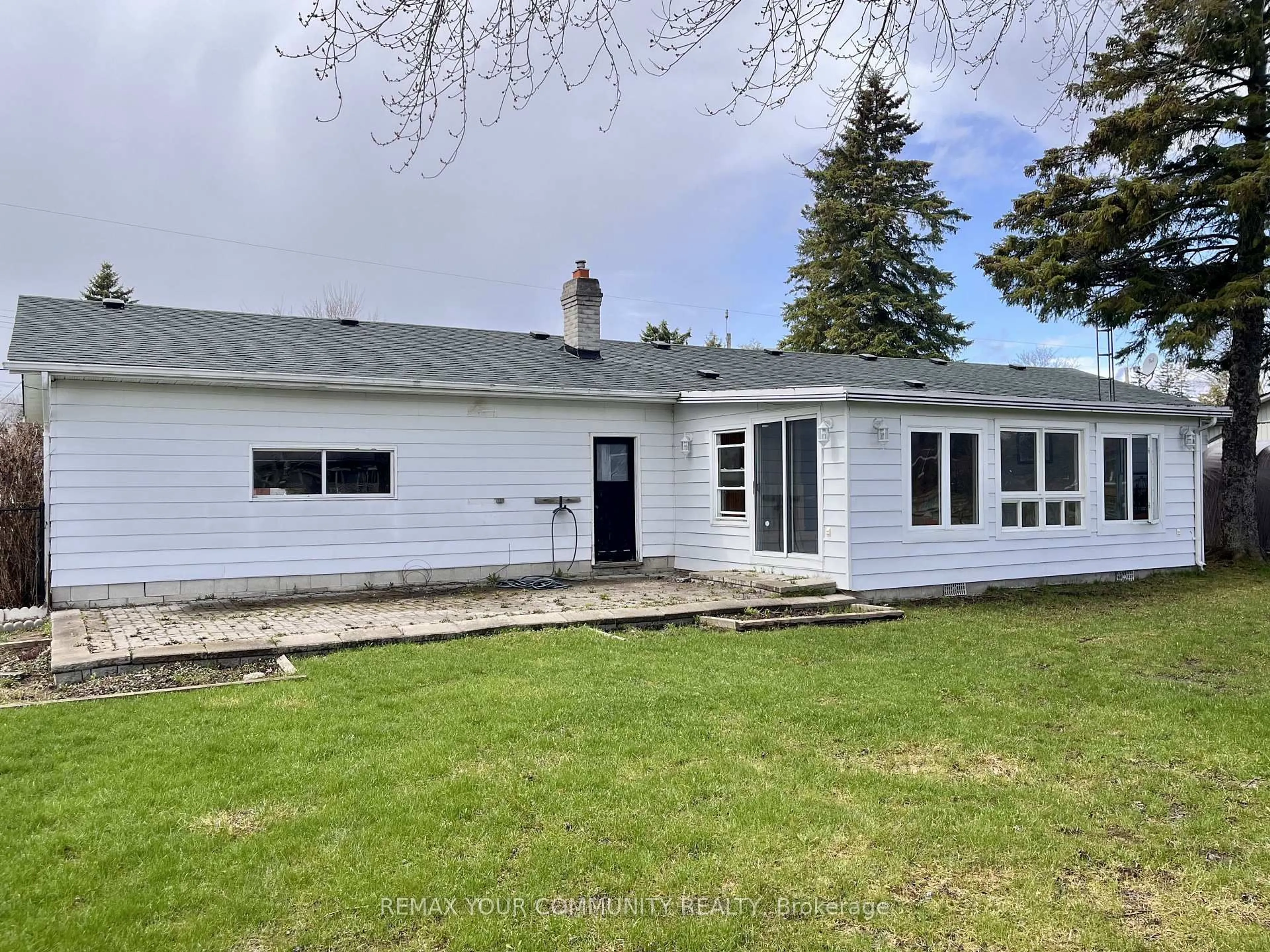 A pic from outside/outdoor area/front of a property/back of a property/a pic from drone, unknown for 37 Canal St, Georgina Ontario L4P 1K6