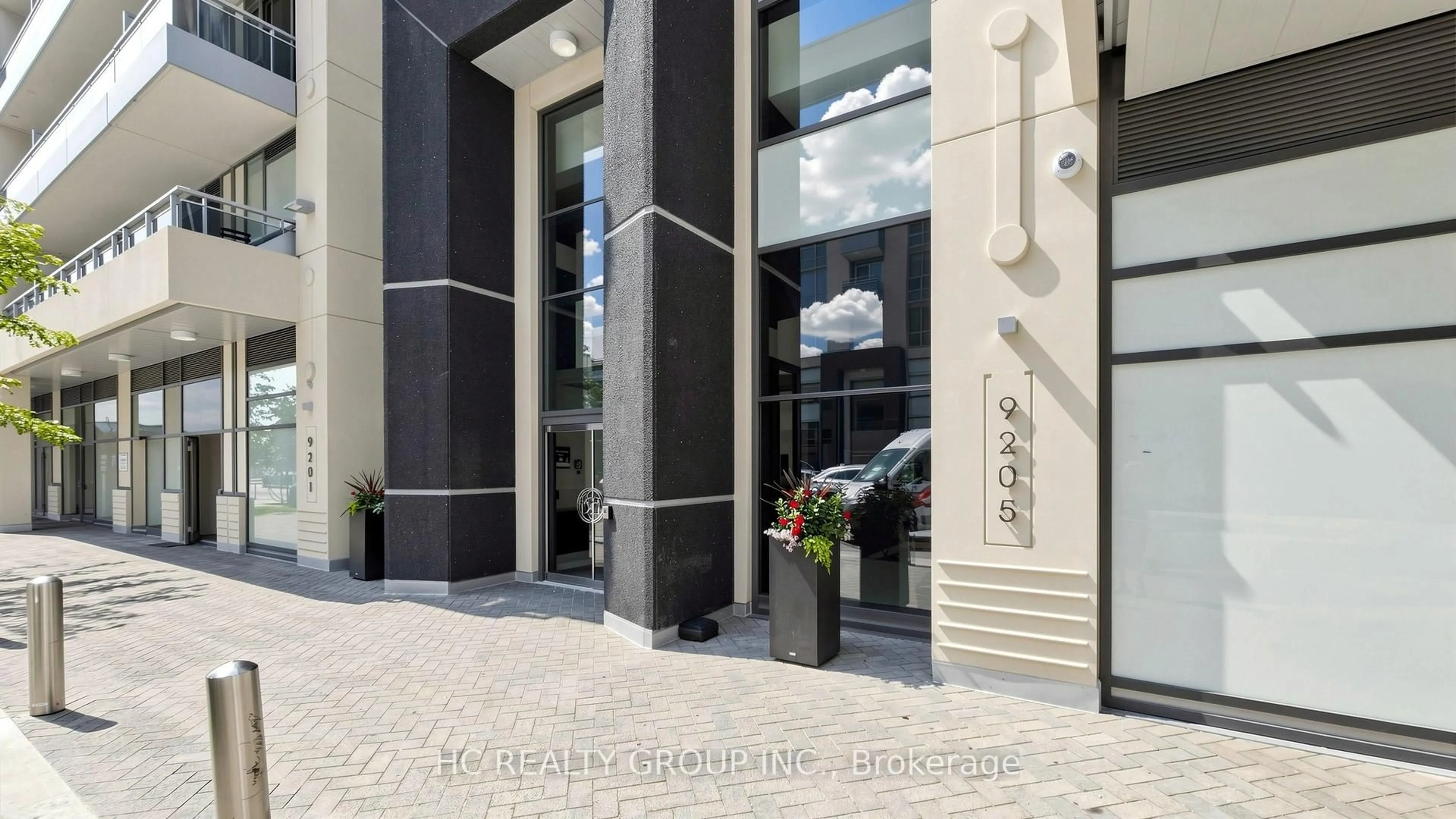 Indoor foyer for 9205 Yonge St #907, Richmond Hill Ontario L4C 1V5