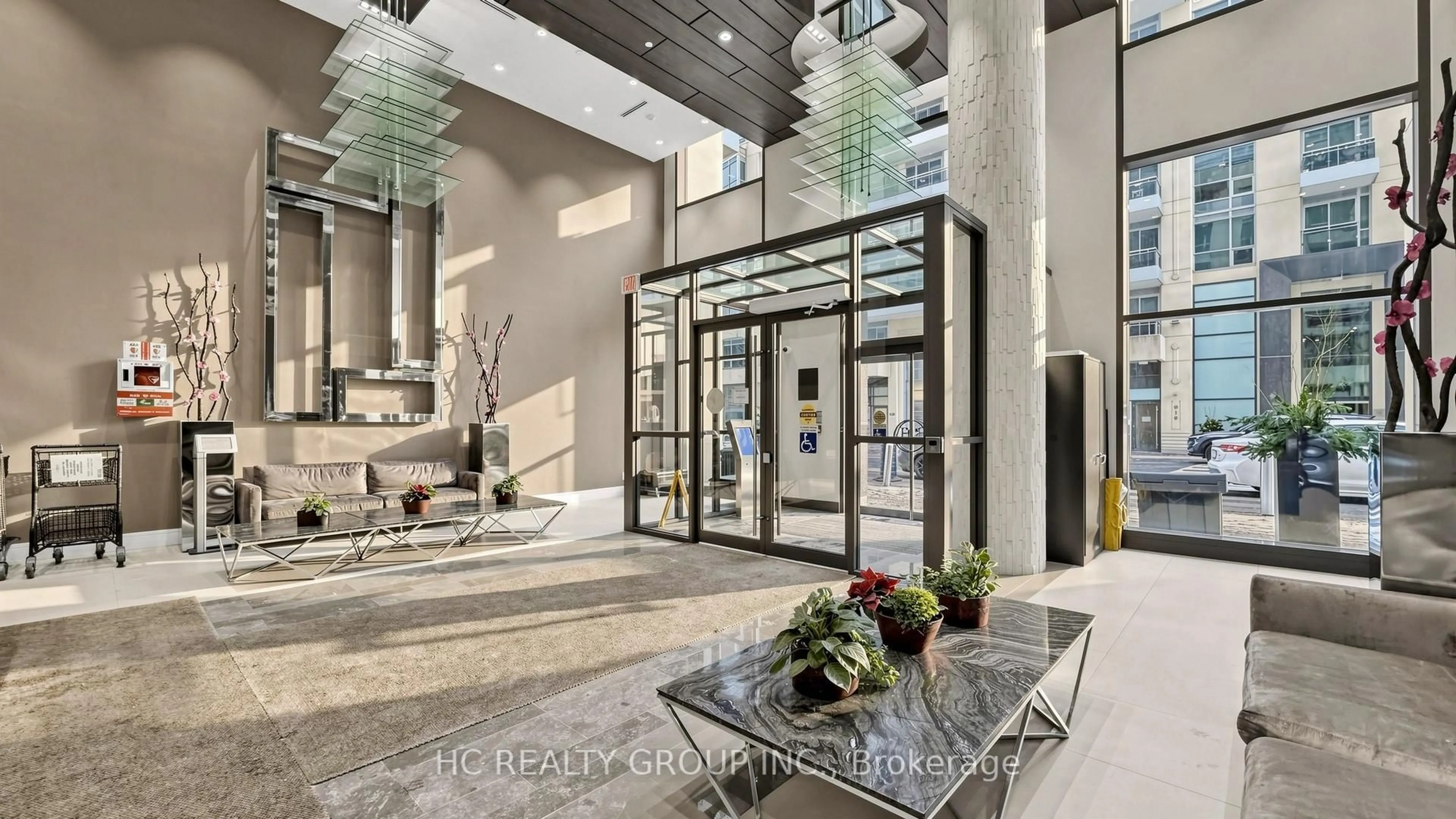 Indoor foyer for 9205 Yonge St #907, Richmond Hill Ontario L4C 1V5