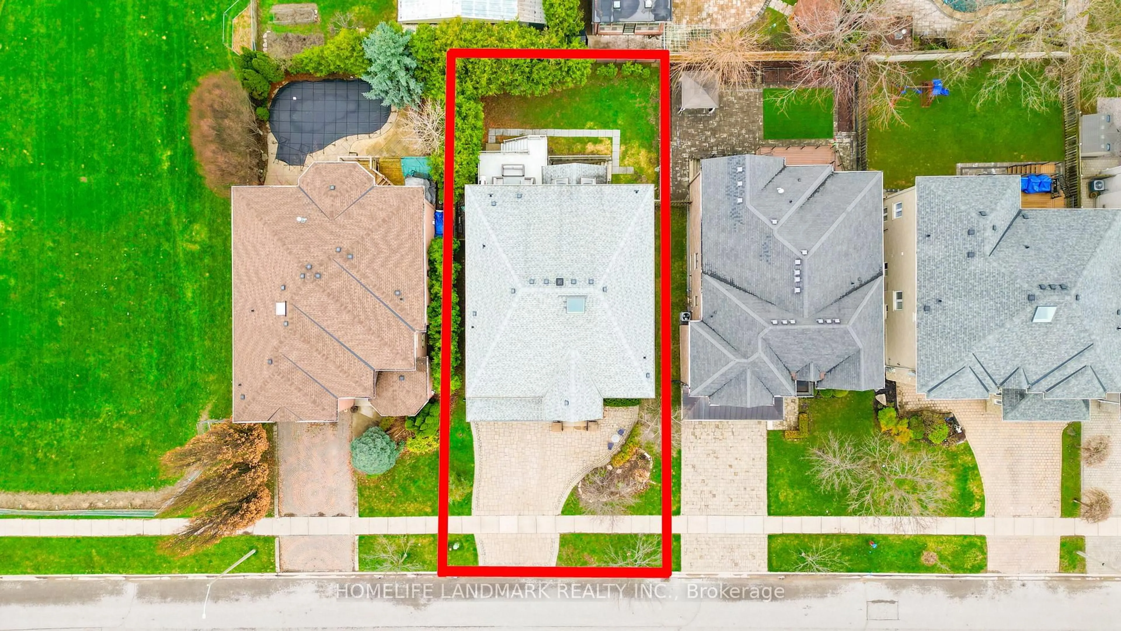 A pic from outside/outdoor area/front of a property/back of a property/a pic from drone, street for 94 Pathlane Rd, Richmond Hill Ontario L4B 4C7