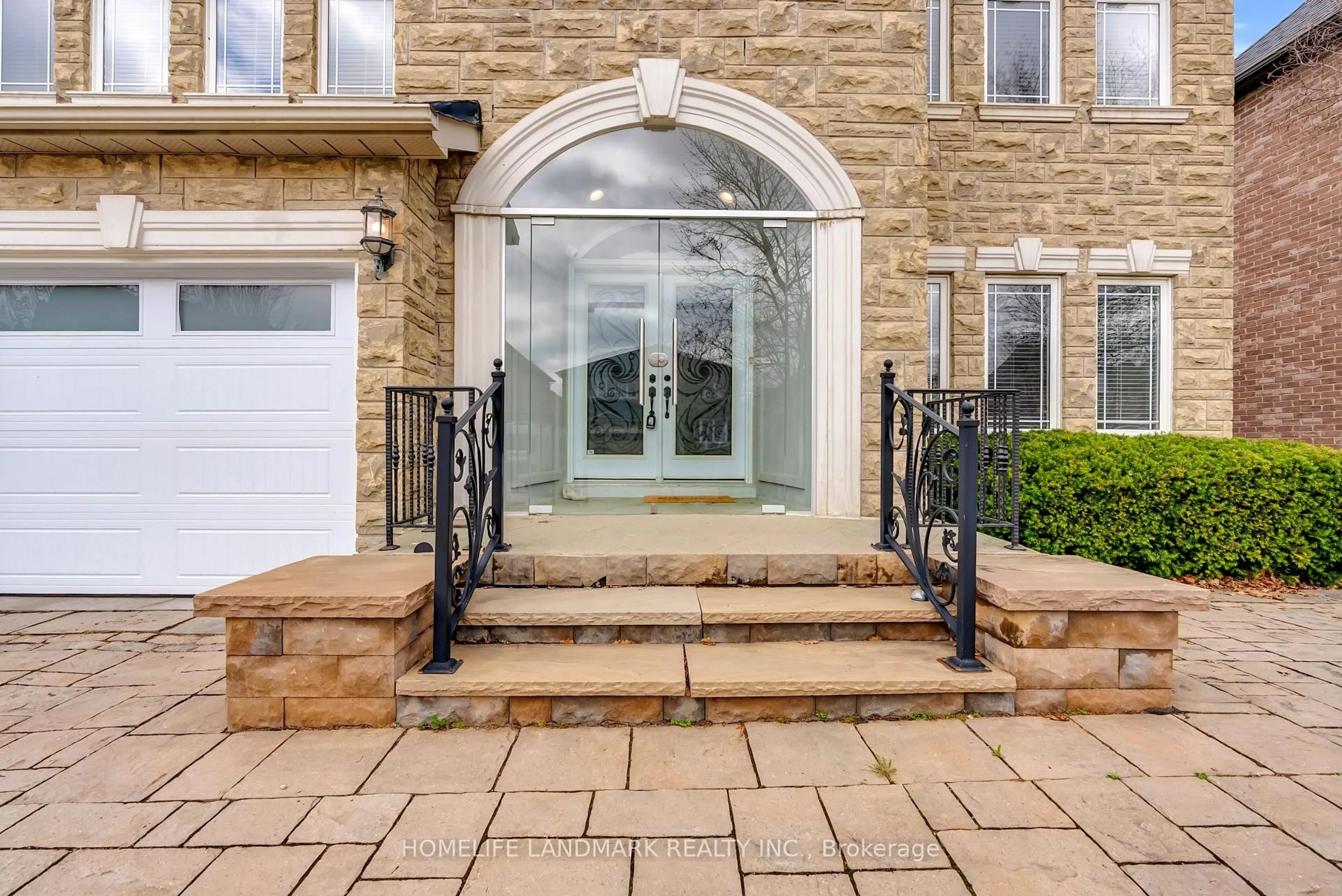 Indoor entryway for 94 Pathlane Rd, Richmond Hill Ontario L4B 4C7