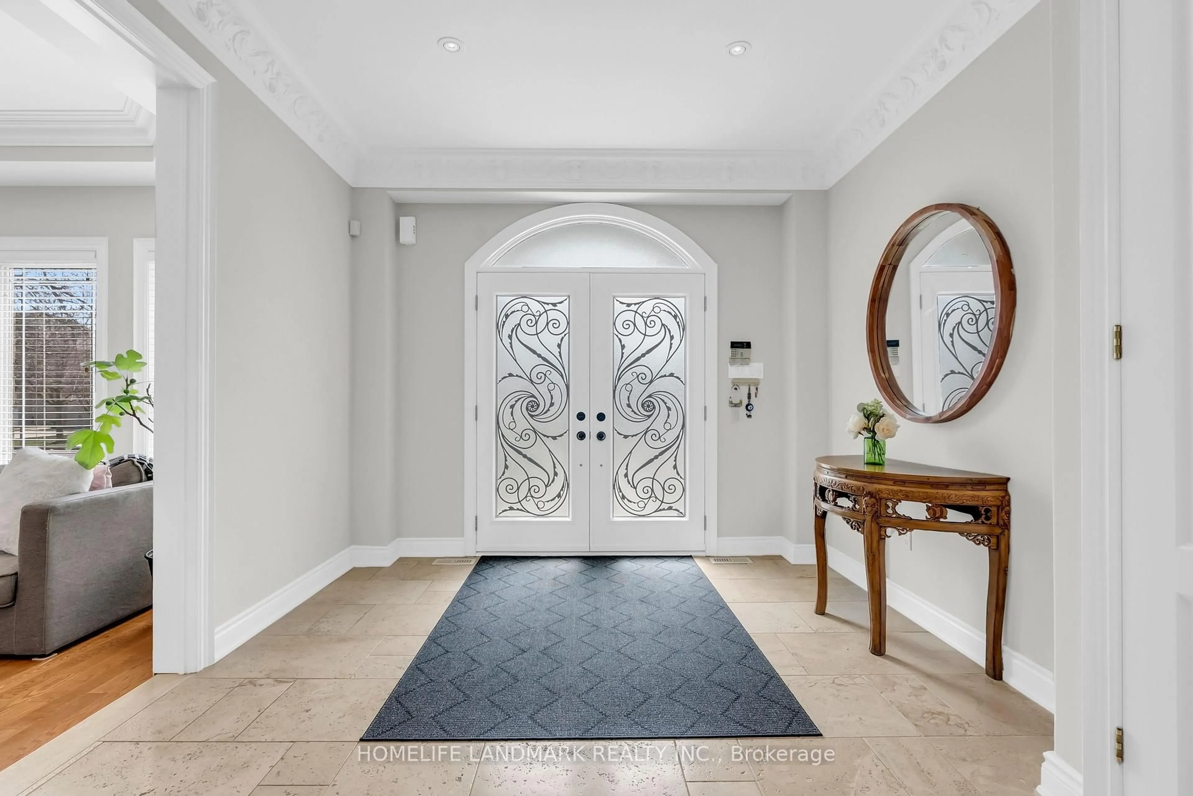 Indoor entryway for 94 Pathlane Rd, Richmond Hill Ontario L4B 4C7