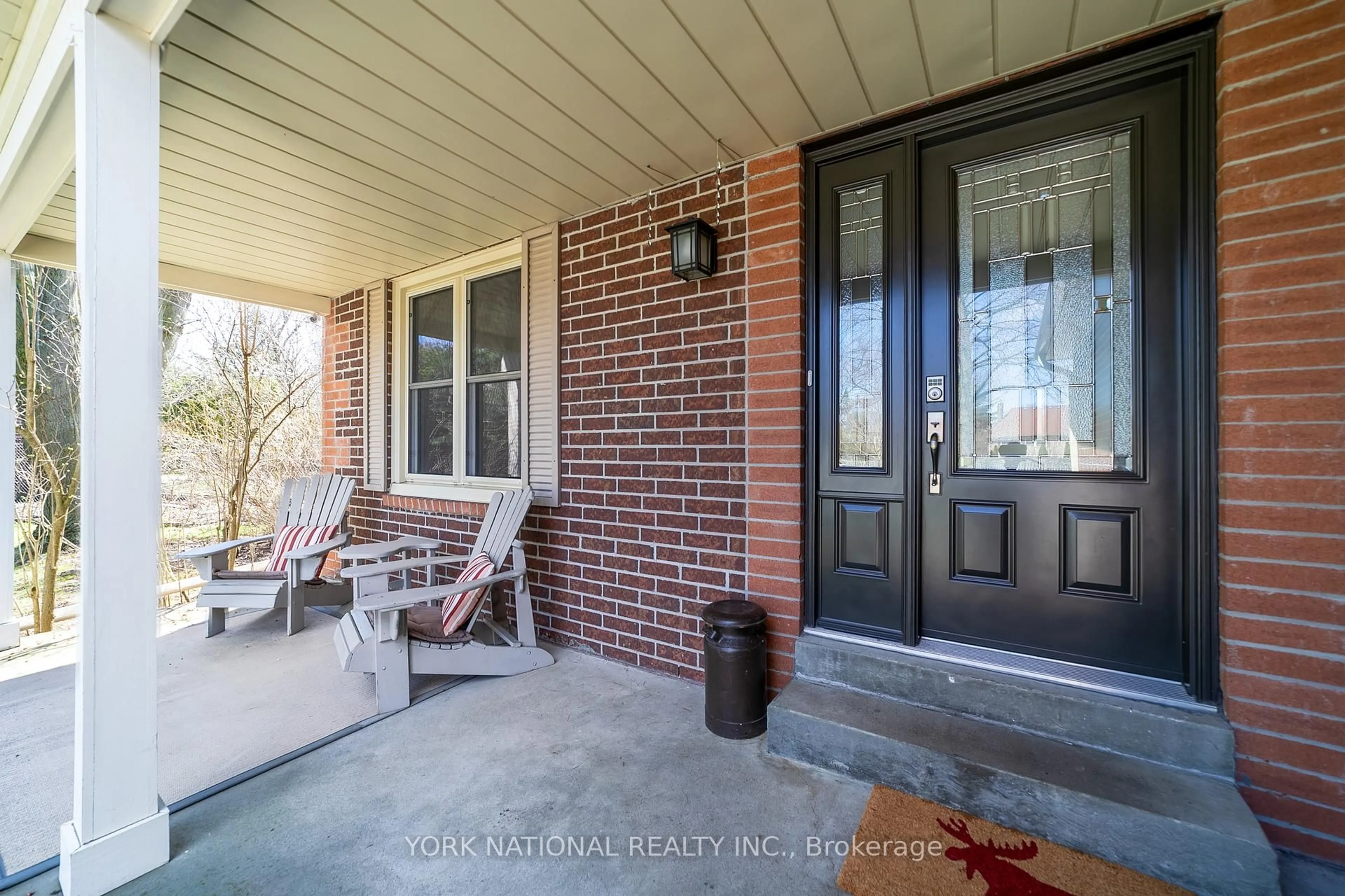 Indoor entryway for 1 Eves Crt, Newmarket Ontario L3Y 7P8