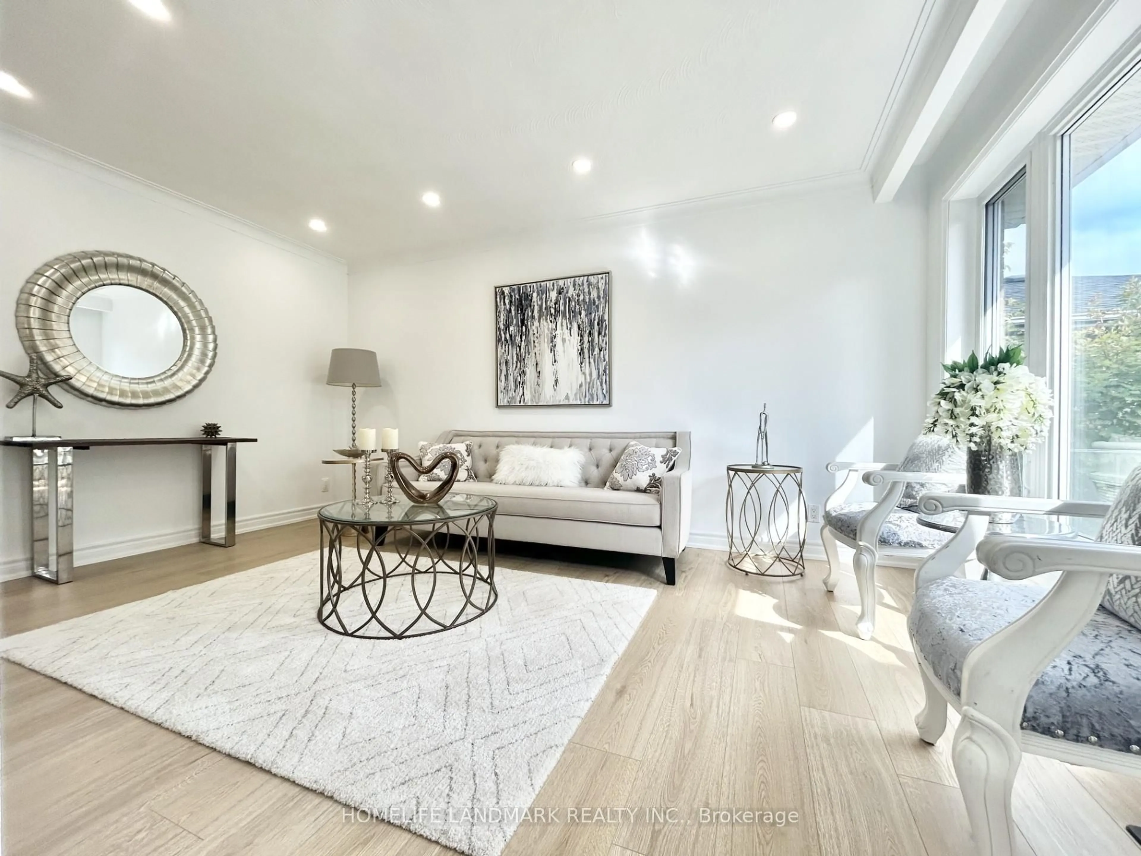 Living room with furniture, unknown for 323 Elmwood Ave, Richmond Hill Ontario L4C 1L7