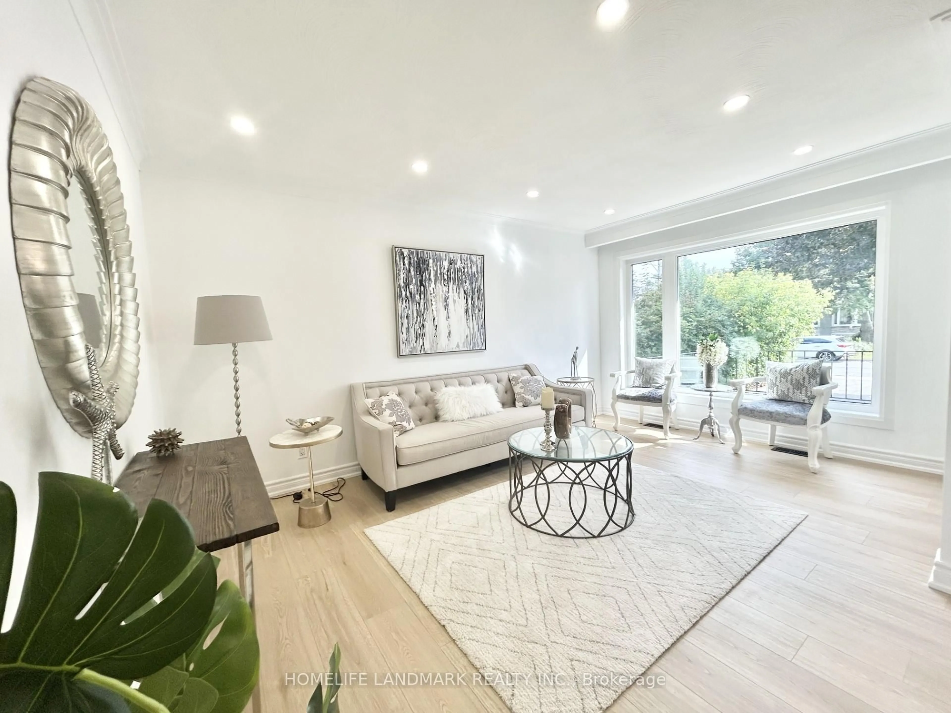 Living room with furniture, unknown for 323 Elmwood Ave, Richmond Hill Ontario L4C 1L7