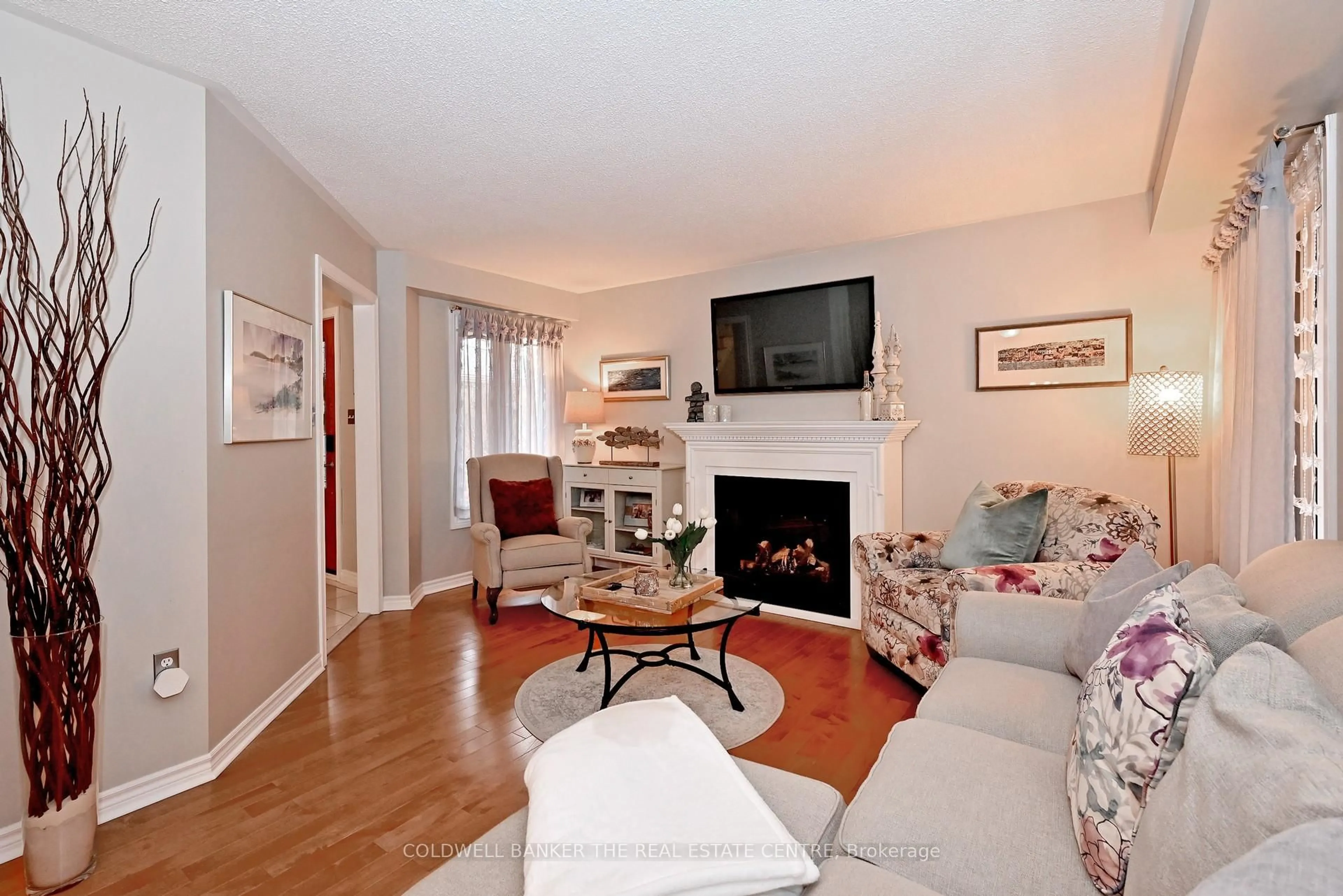 Living room with furniture, wood/laminate floor for 102 Deerglen Terr, Aurora Ontario L4G 6Y3
