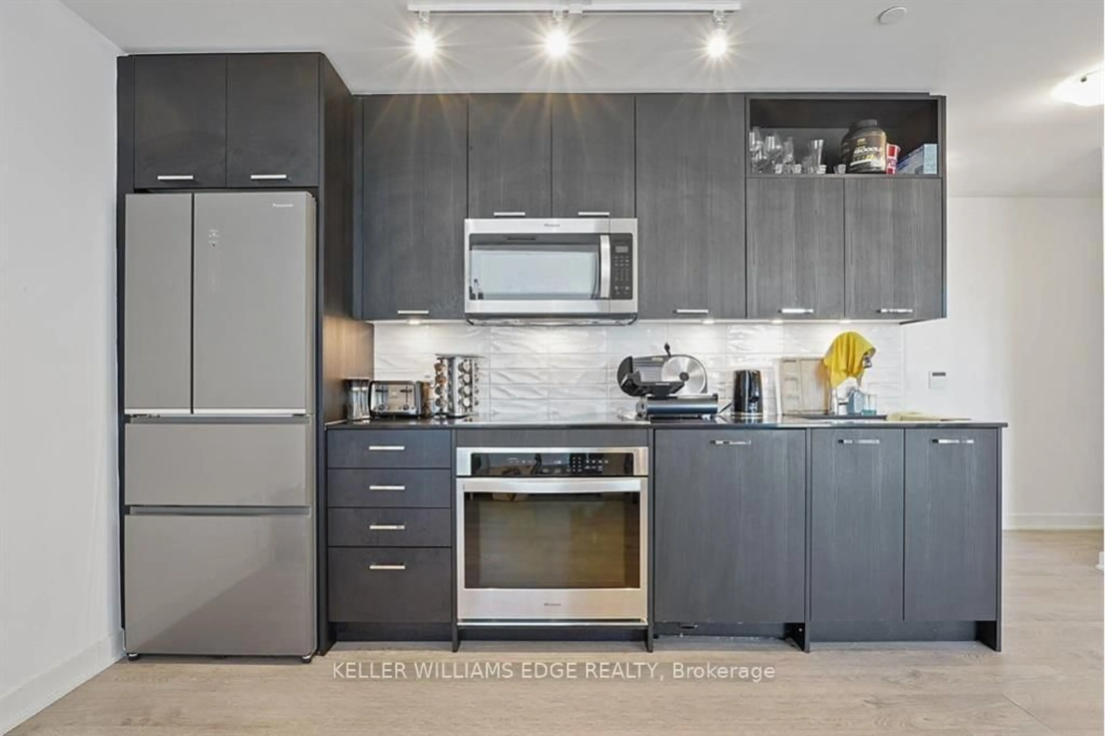 Contemporary kitchen, unknown for 120 Eagle Rock Way #508, Vaughan Ontario L6A 5C9