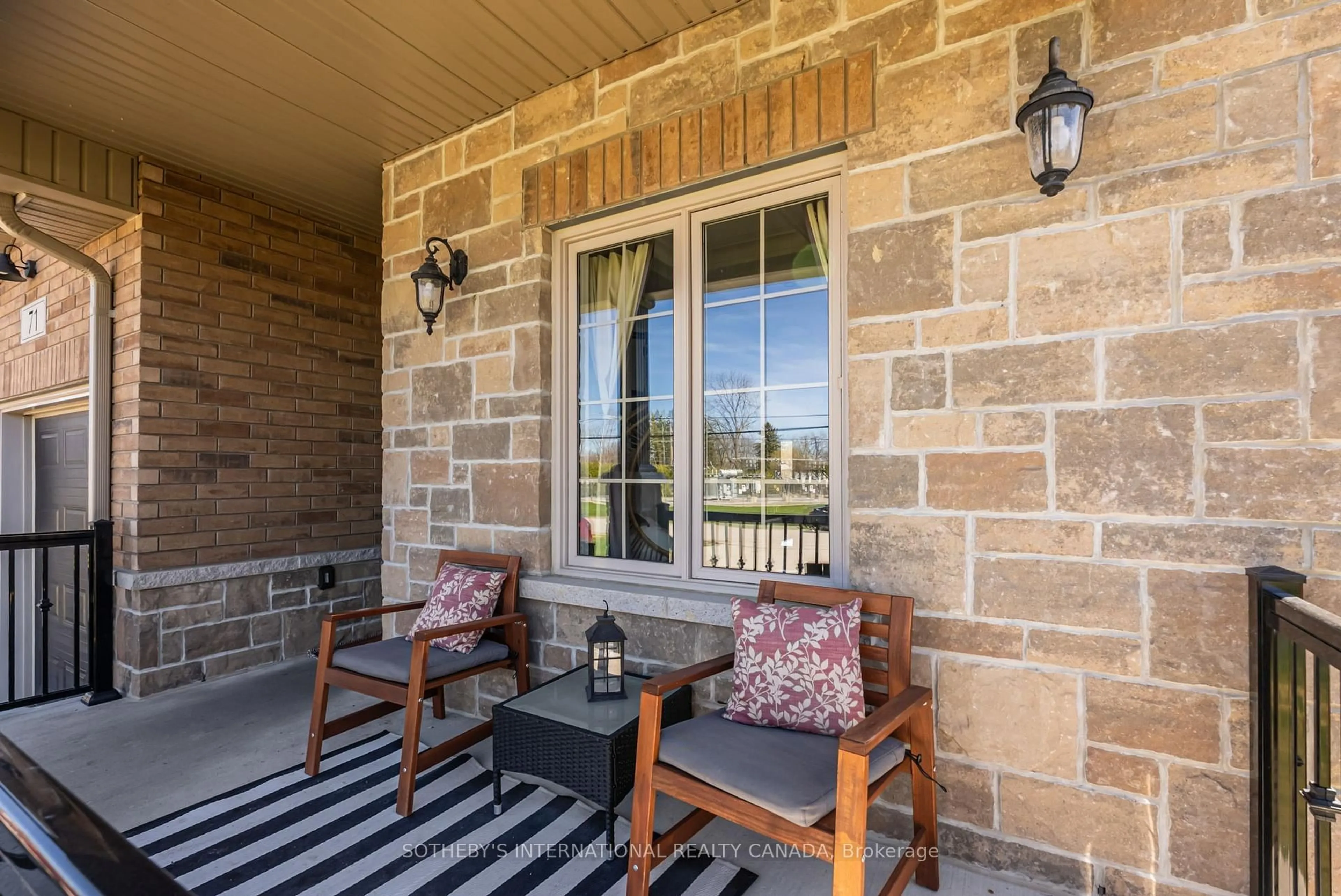 Patio, unknown for 71 Burke St, Georgina Ontario L0E 1R0