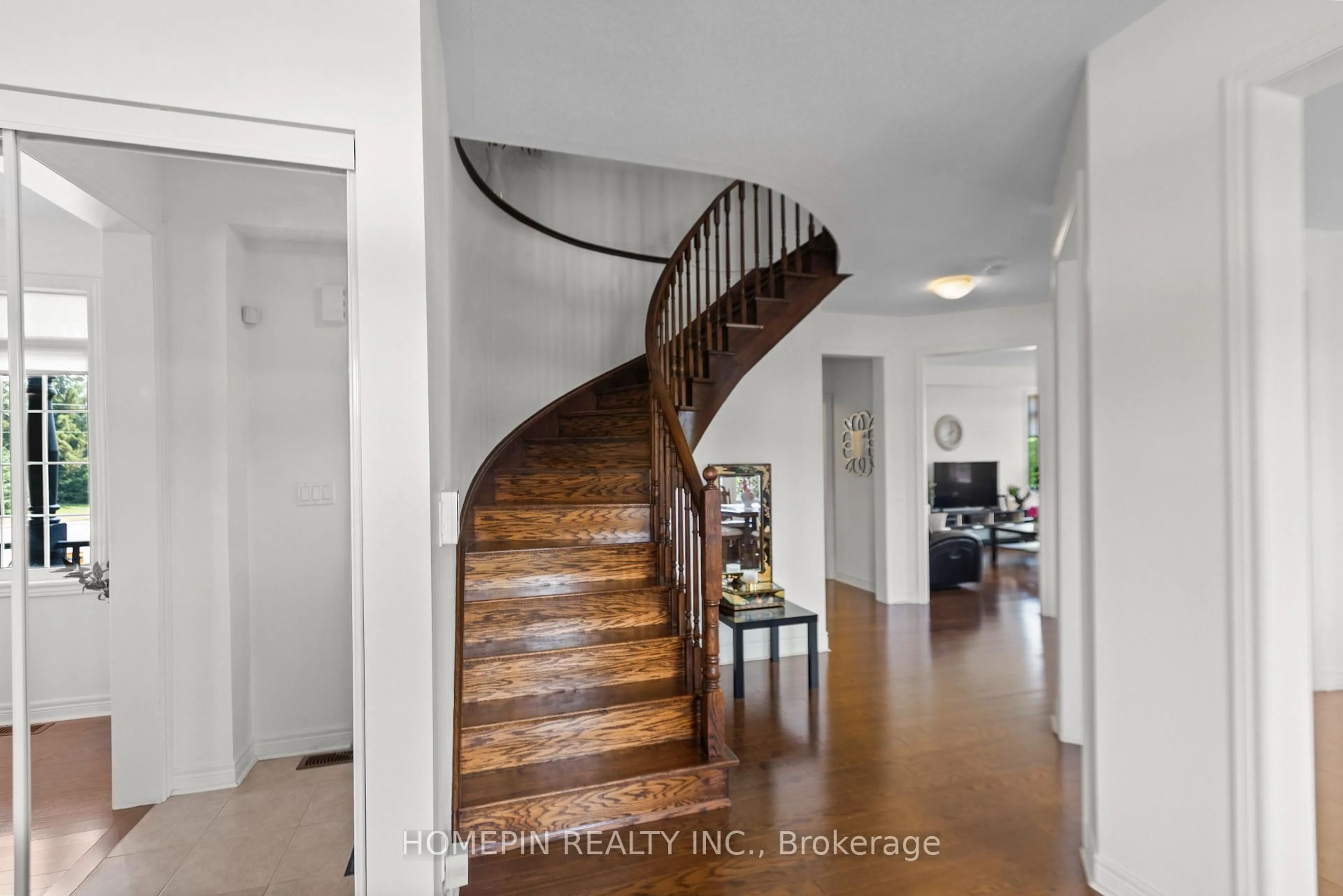 Indoor entryway for 1 Treetops Blvd, New Tecumseth Ontario L9R 0M4