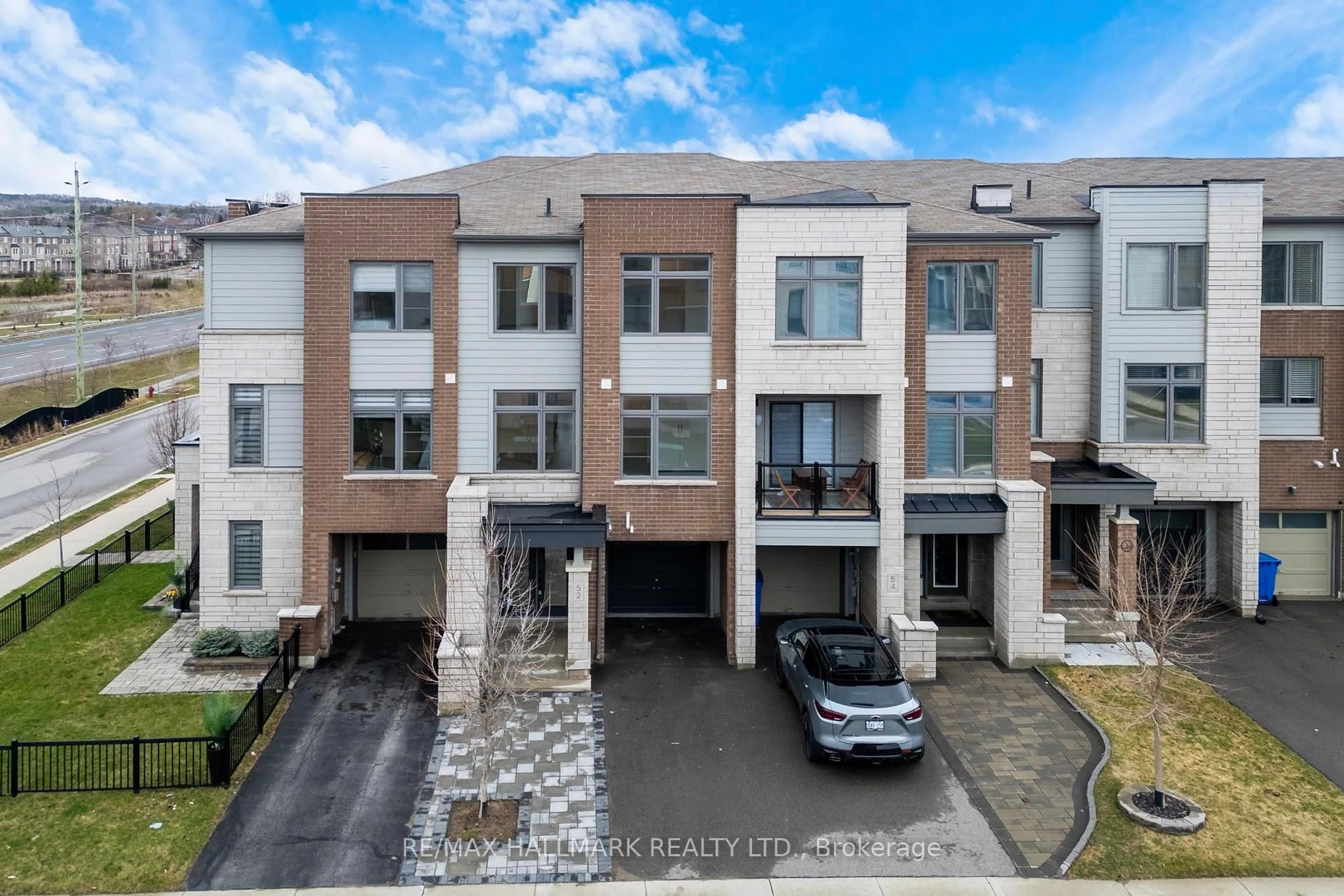 A pic from outside/outdoor area/front of a property/back of a property/a pic from drone, street for 52 Allure St, Newmarket Ontario L3X 0L2