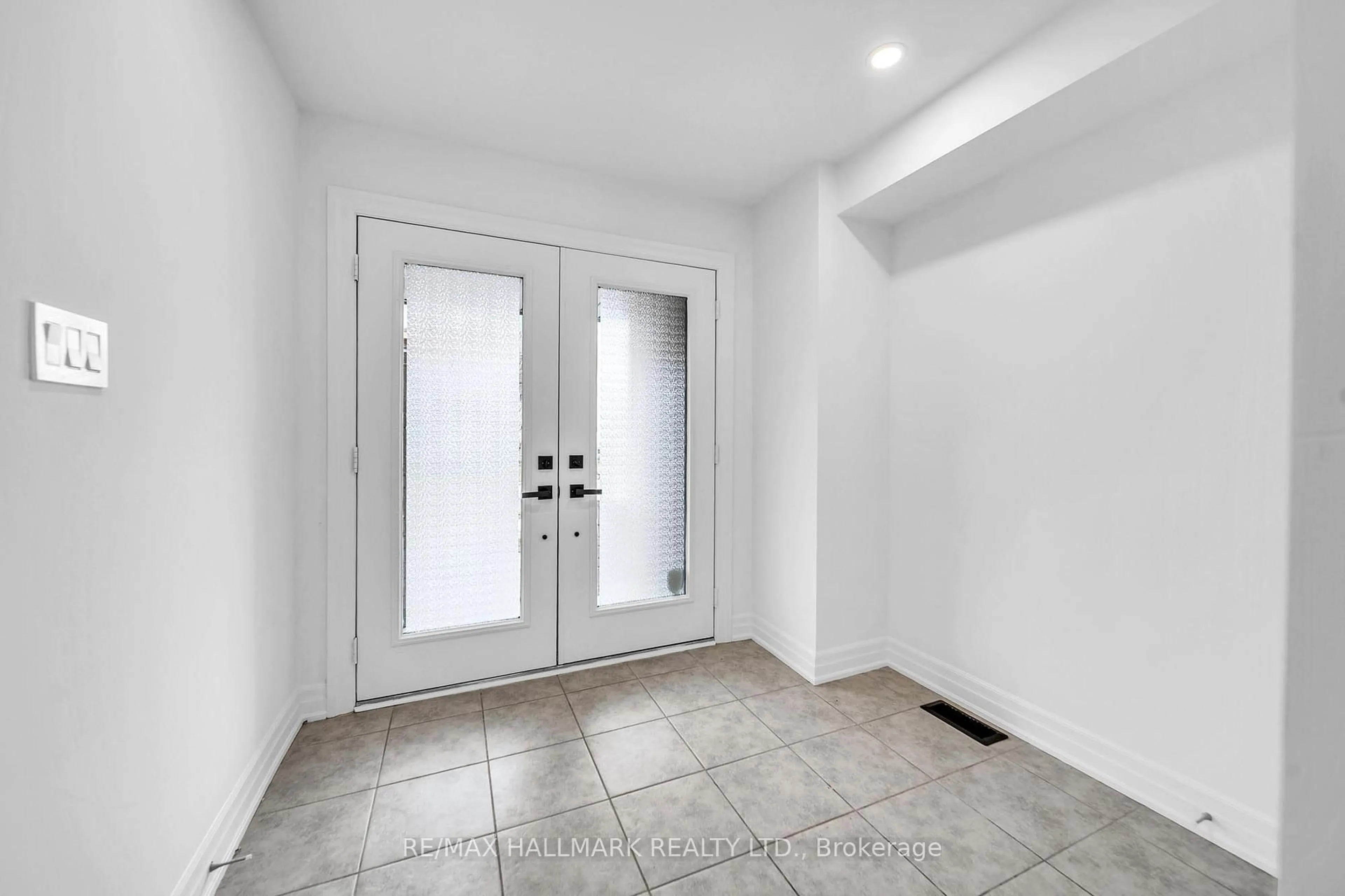 Indoor entryway for 52 Allure St, Newmarket Ontario L3X 0L2