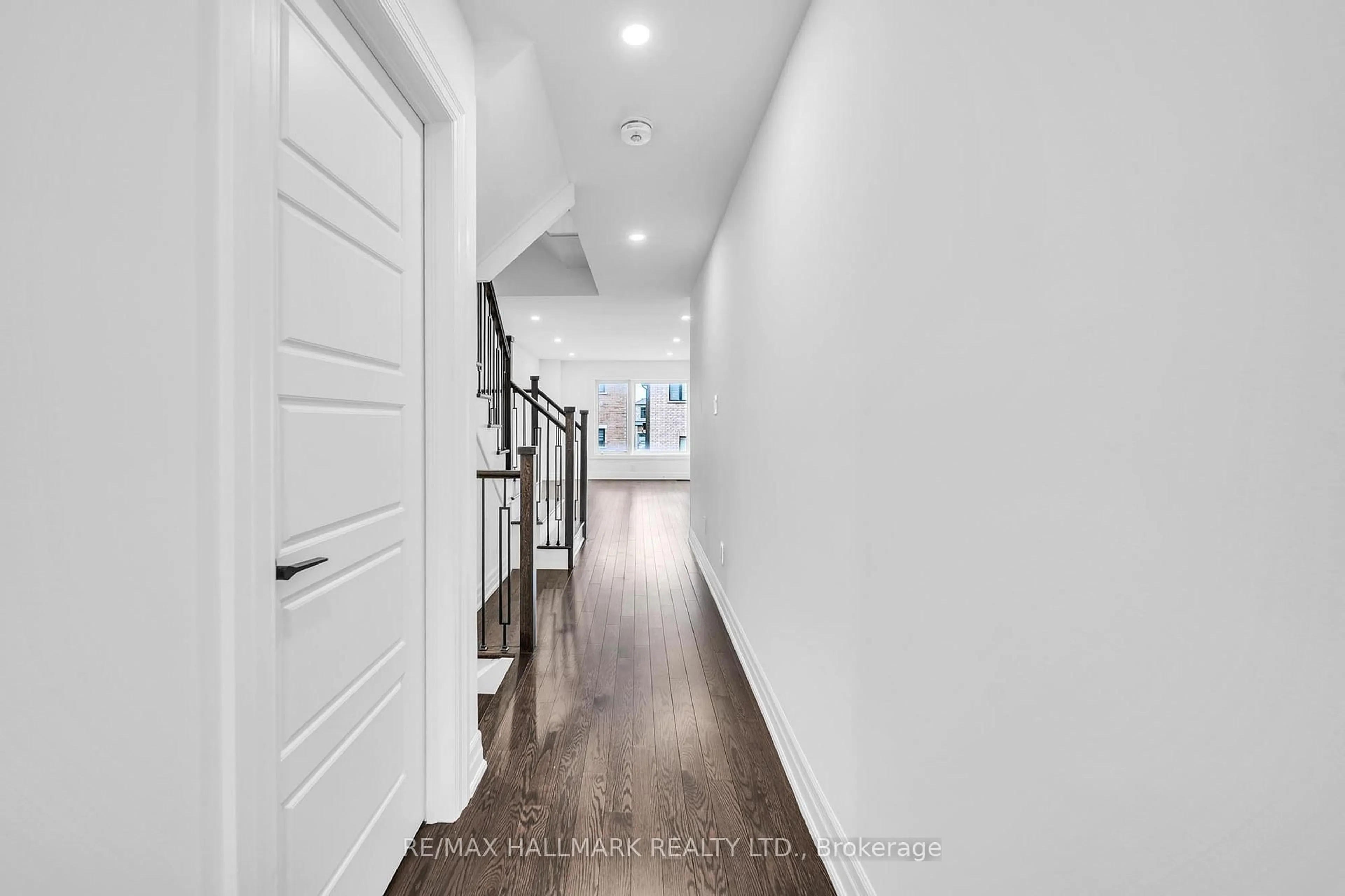 Indoor entryway for 52 Allure St, Newmarket Ontario L3X 0L2