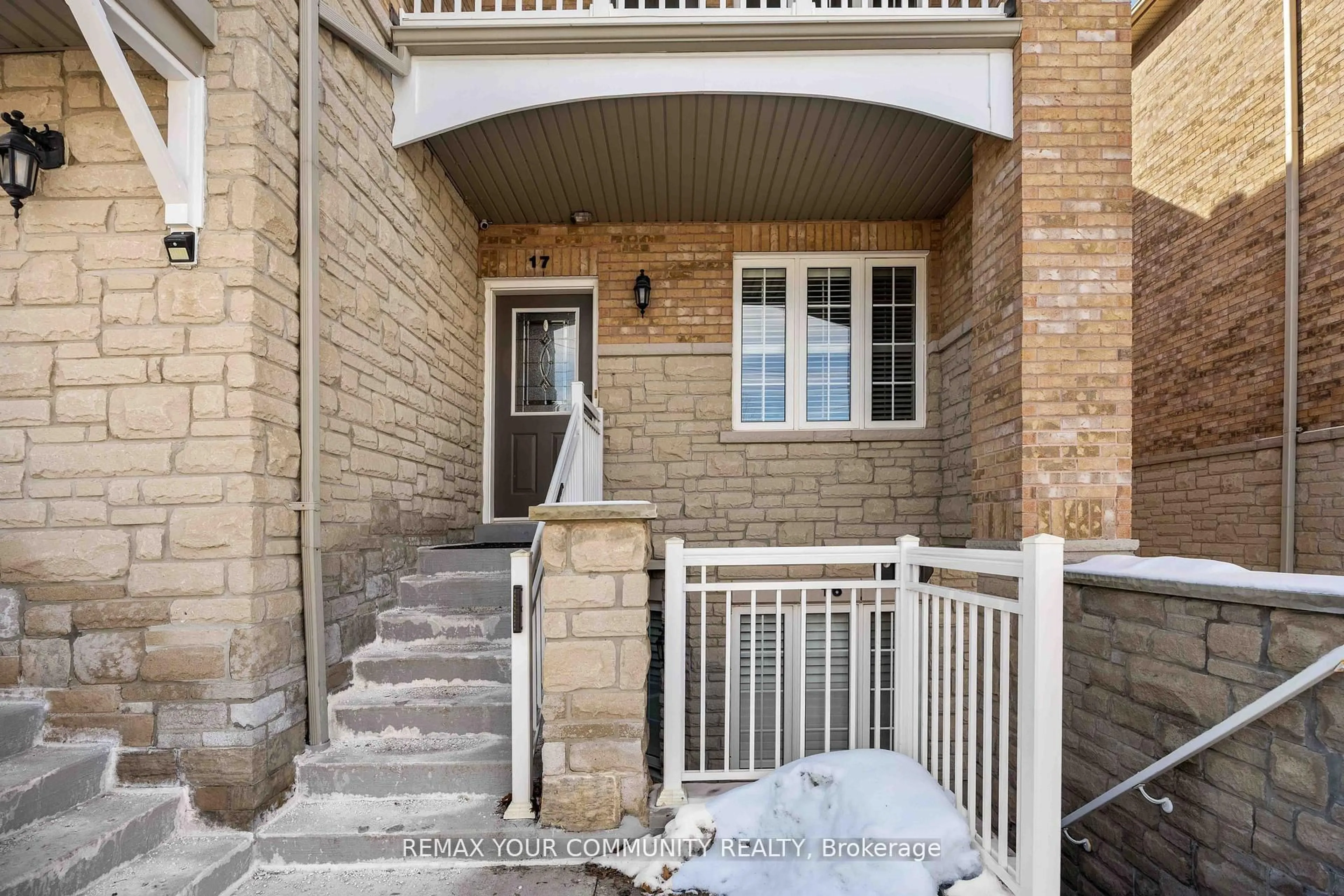 Indoor entryway for 520 Silken Laumann Dr #17, Newmarket Ontario L3X 2S7