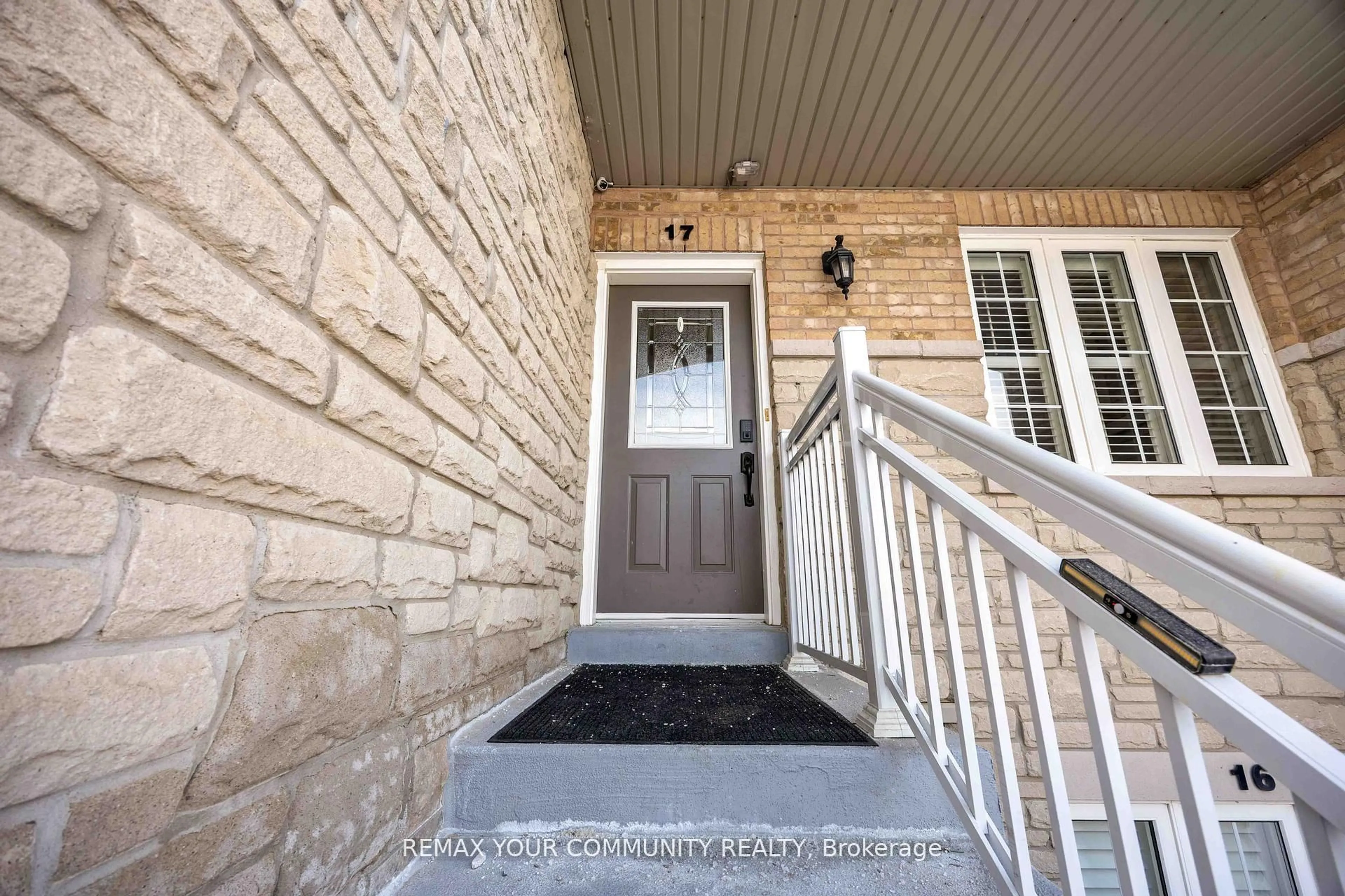 Indoor entryway for 520 Silken Laumann Dr #17, Newmarket Ontario L3X 2S7