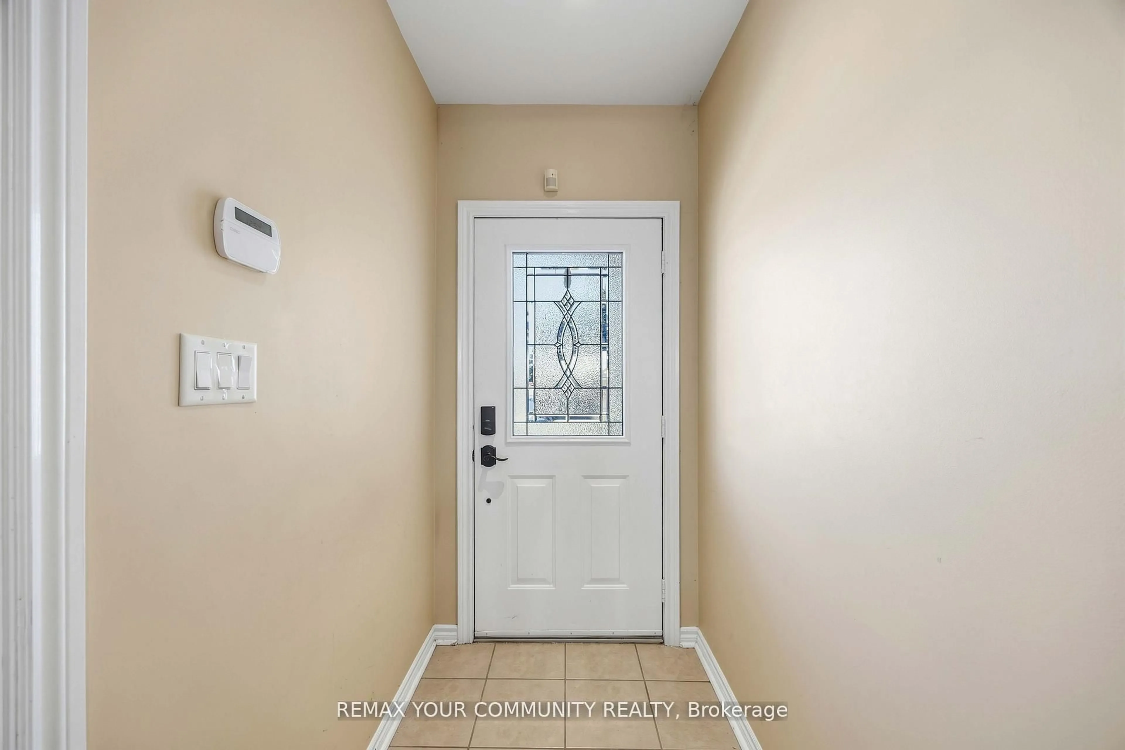 Indoor entryway for 520 Silken Laumann Dr #17, Newmarket Ontario L3X 2S7