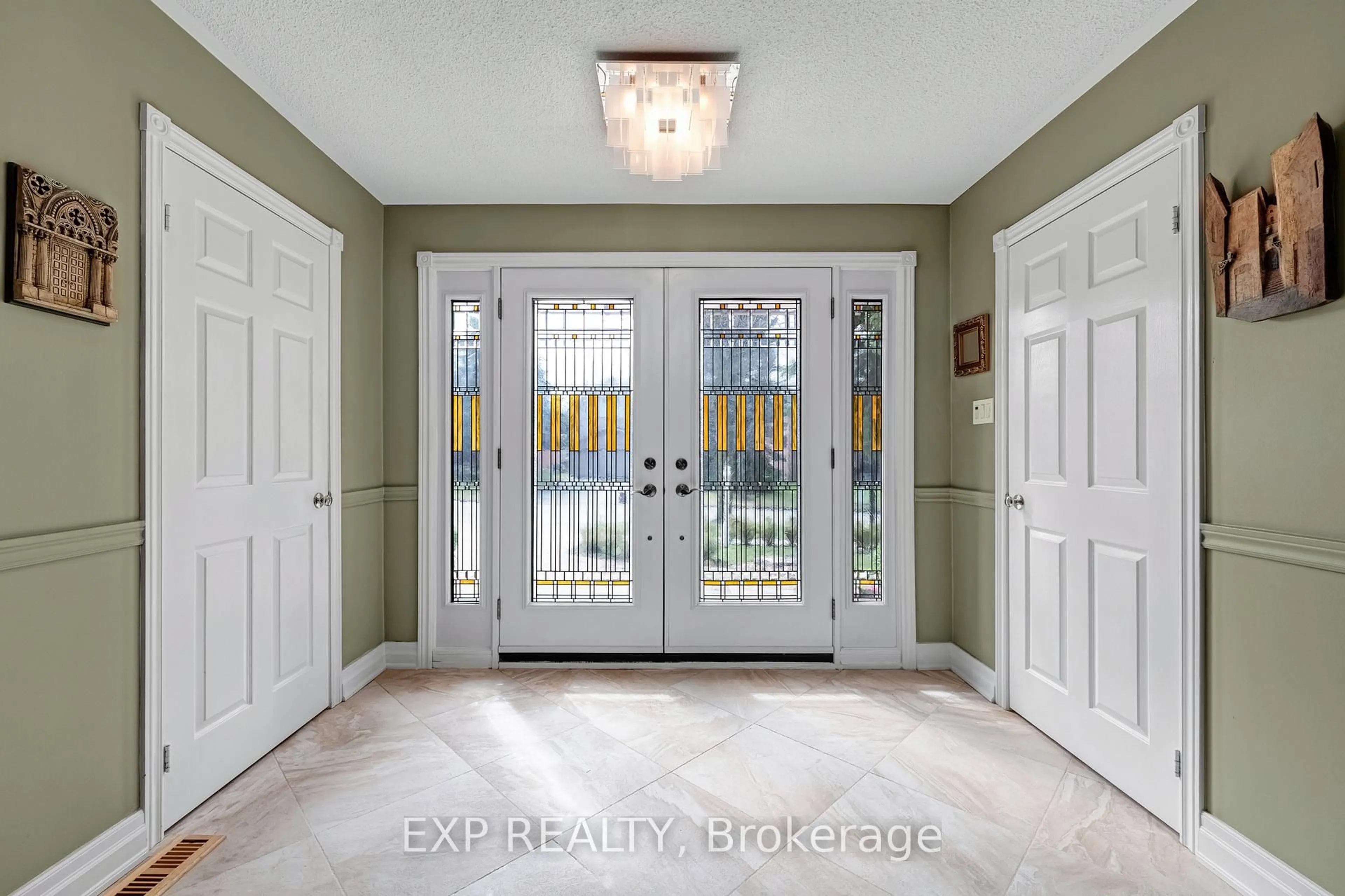 Indoor entryway for 1063 Secretariate Rd, Newmarket Ontario L3X 1M3