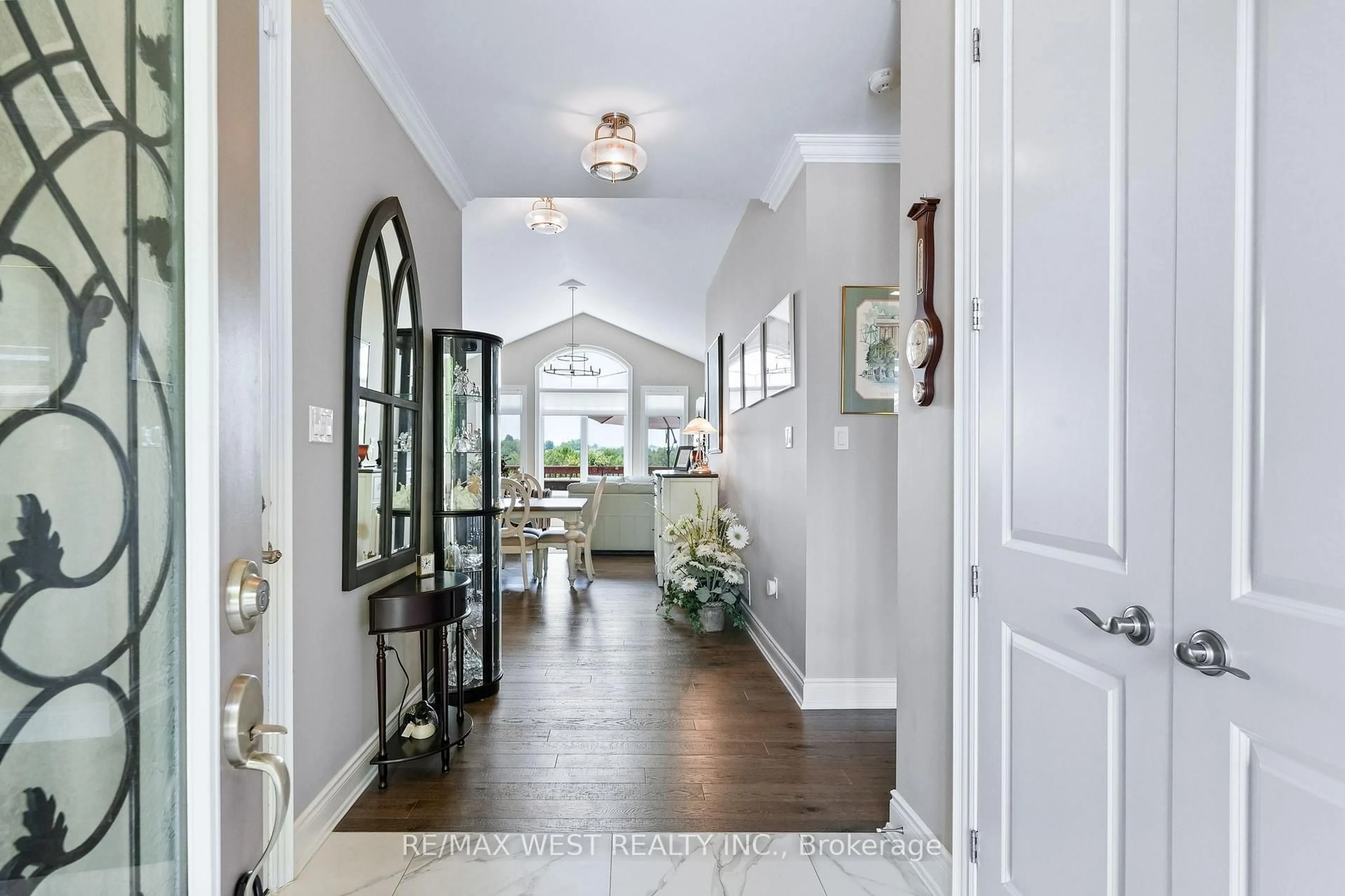 Indoor entryway for 109 Ridge Way #29, New Tecumseth Ontario L9R 0M6