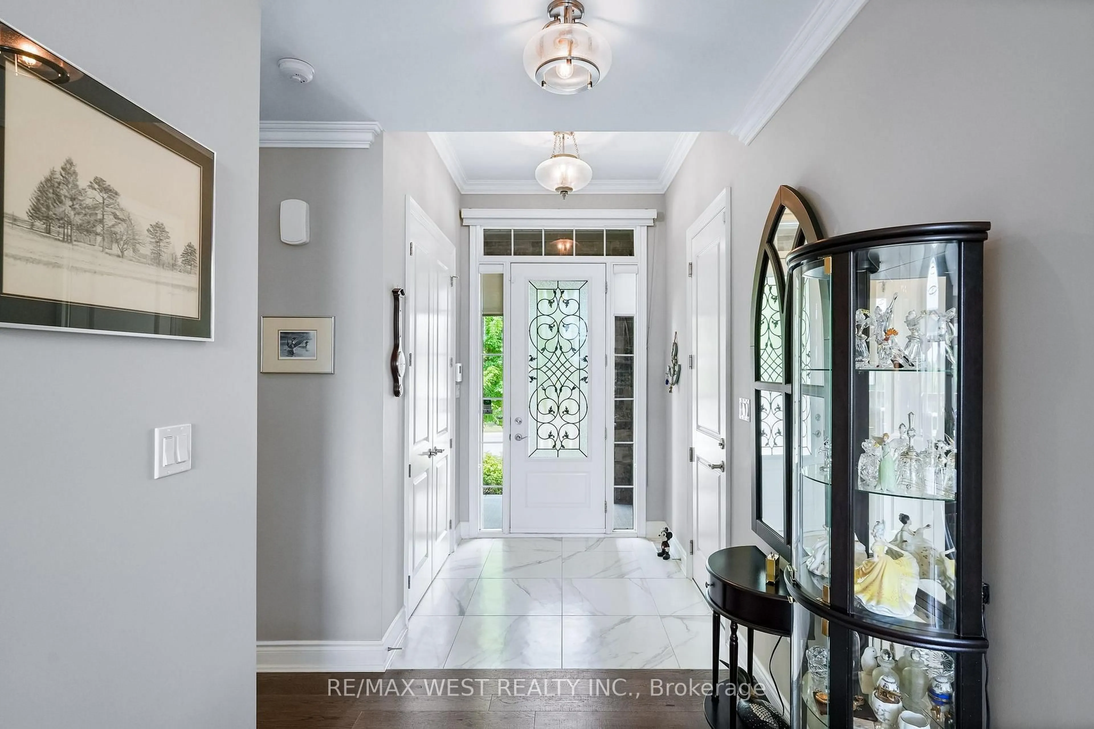 Indoor entryway for 109 Ridge Way #29, New Tecumseth Ontario L9R 0M6