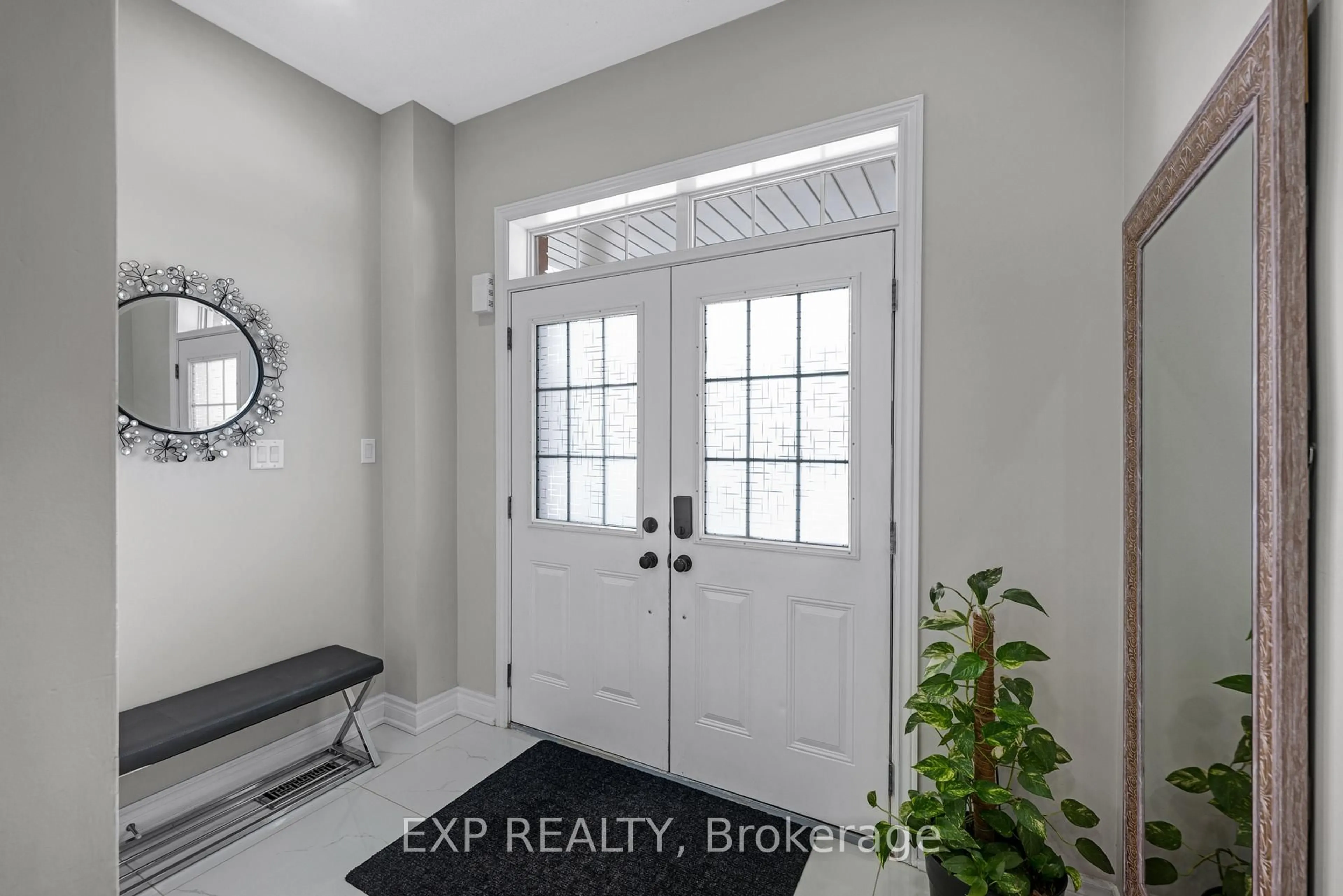 Indoor entryway for 565 Foxcroft Blvd, Newmarket Ontario L3X 3L6