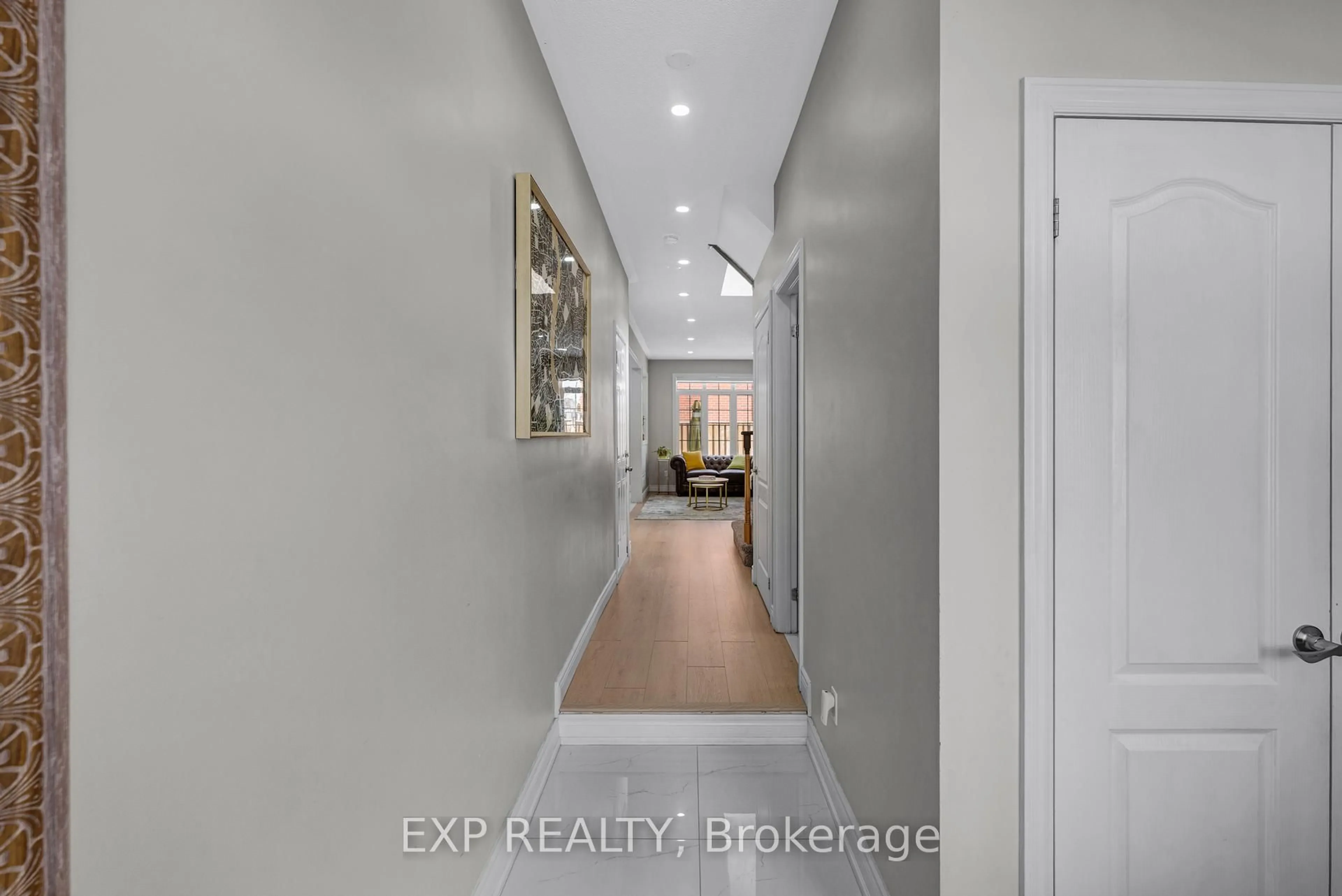 Indoor entryway for 565 Foxcroft Blvd, Newmarket Ontario L3X 3L6