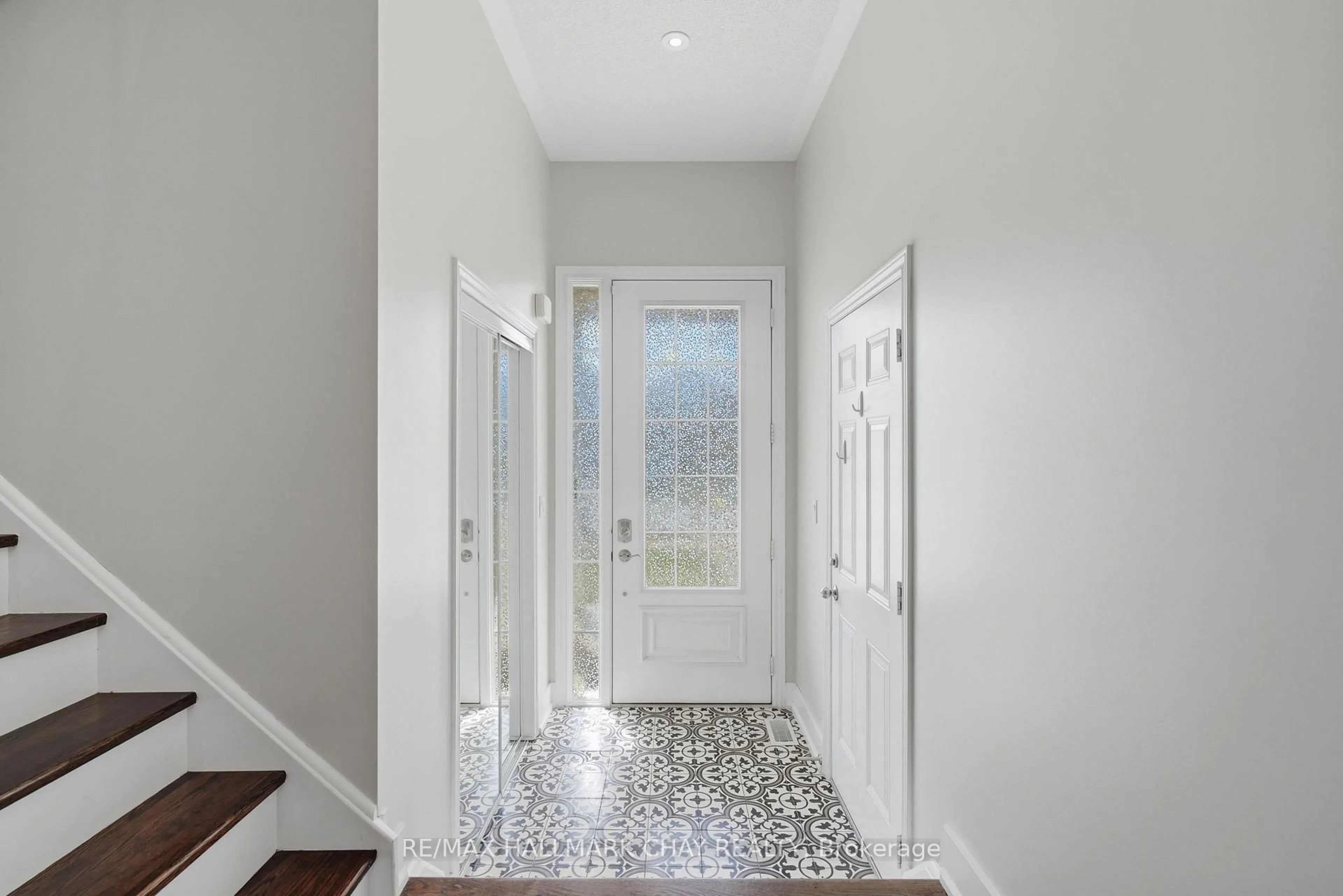 Indoor entryway for 113 Collier Cres, Essa Ontario L3W 0M9