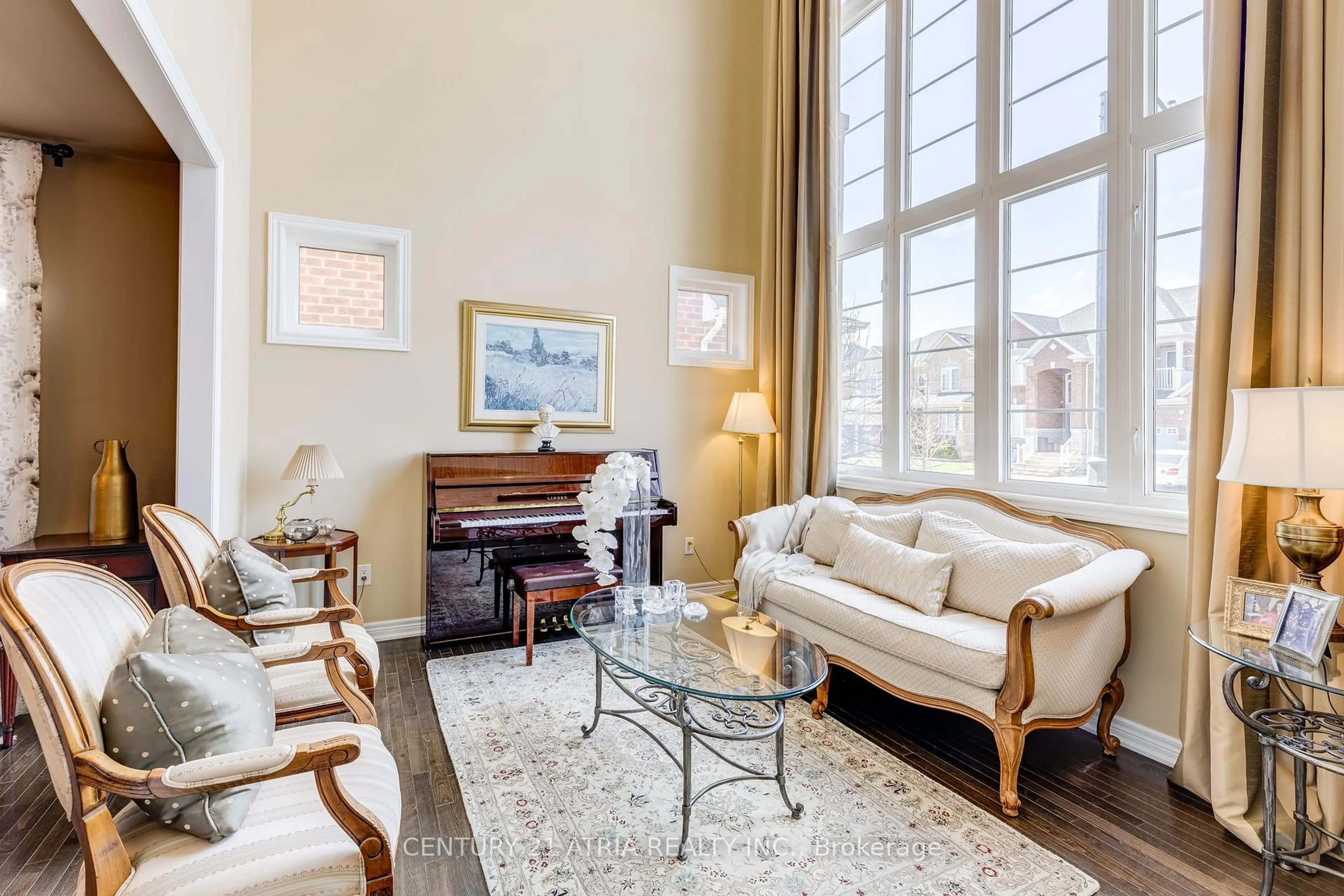 Living room with furniture, unknown for 23 Weslock Cres, Aurora Ontario L4G 7Y9