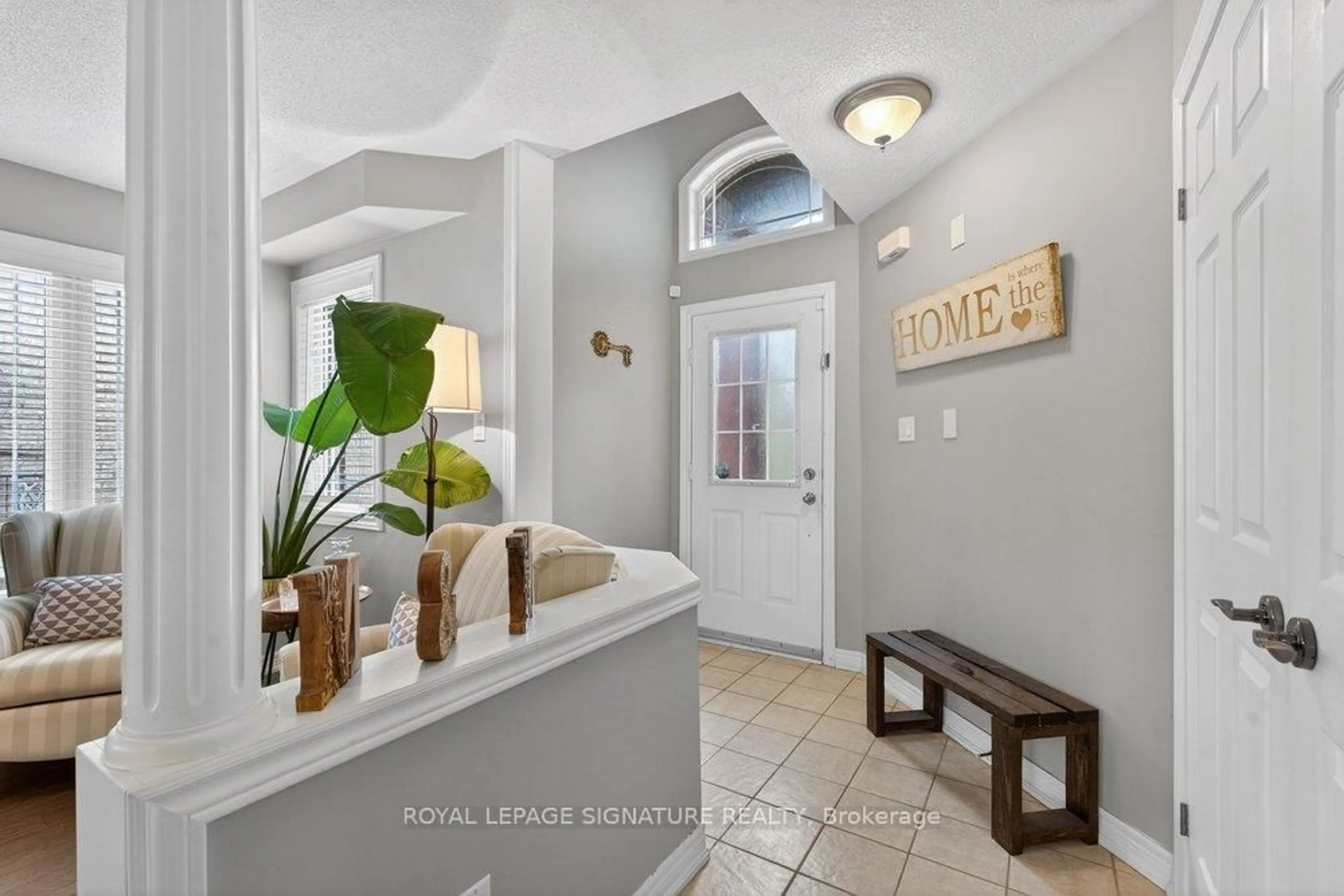 Indoor entryway for 31 Rinaldo Rd, Georgina Ontario L4P 3X9
