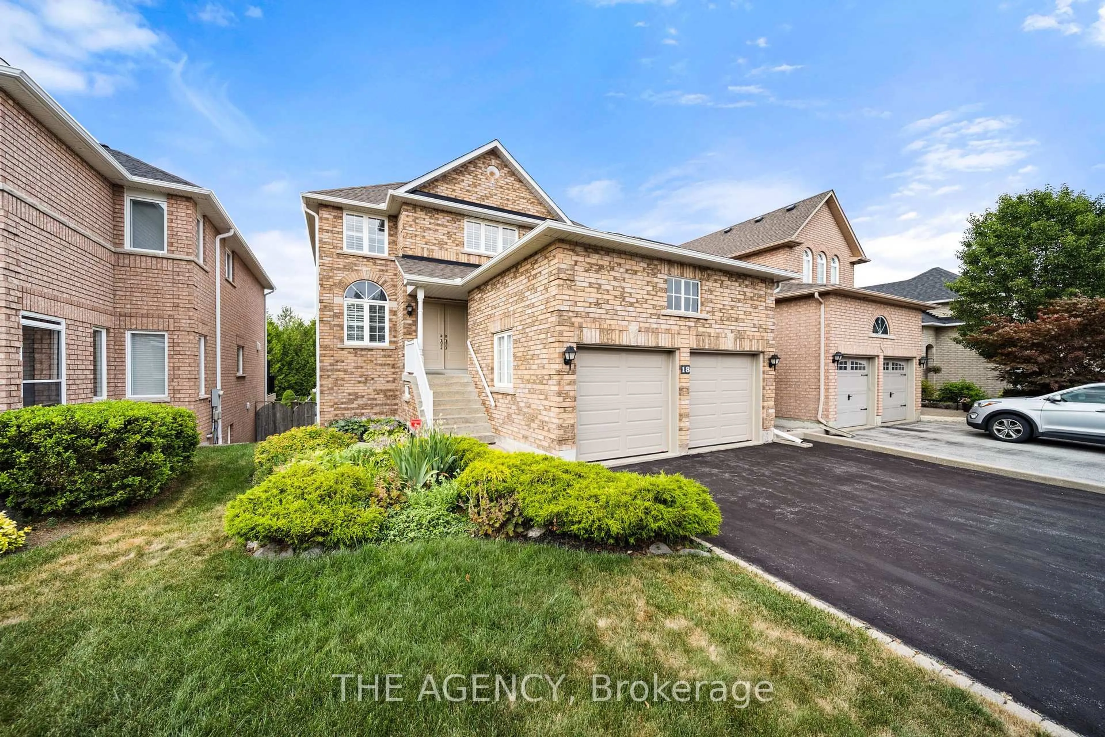 A pic from outside/outdoor area/front of a property/back of a property/a pic from drone, street for 18 Wildflower Dr, Richmond Hill Ontario L4E 3Y5