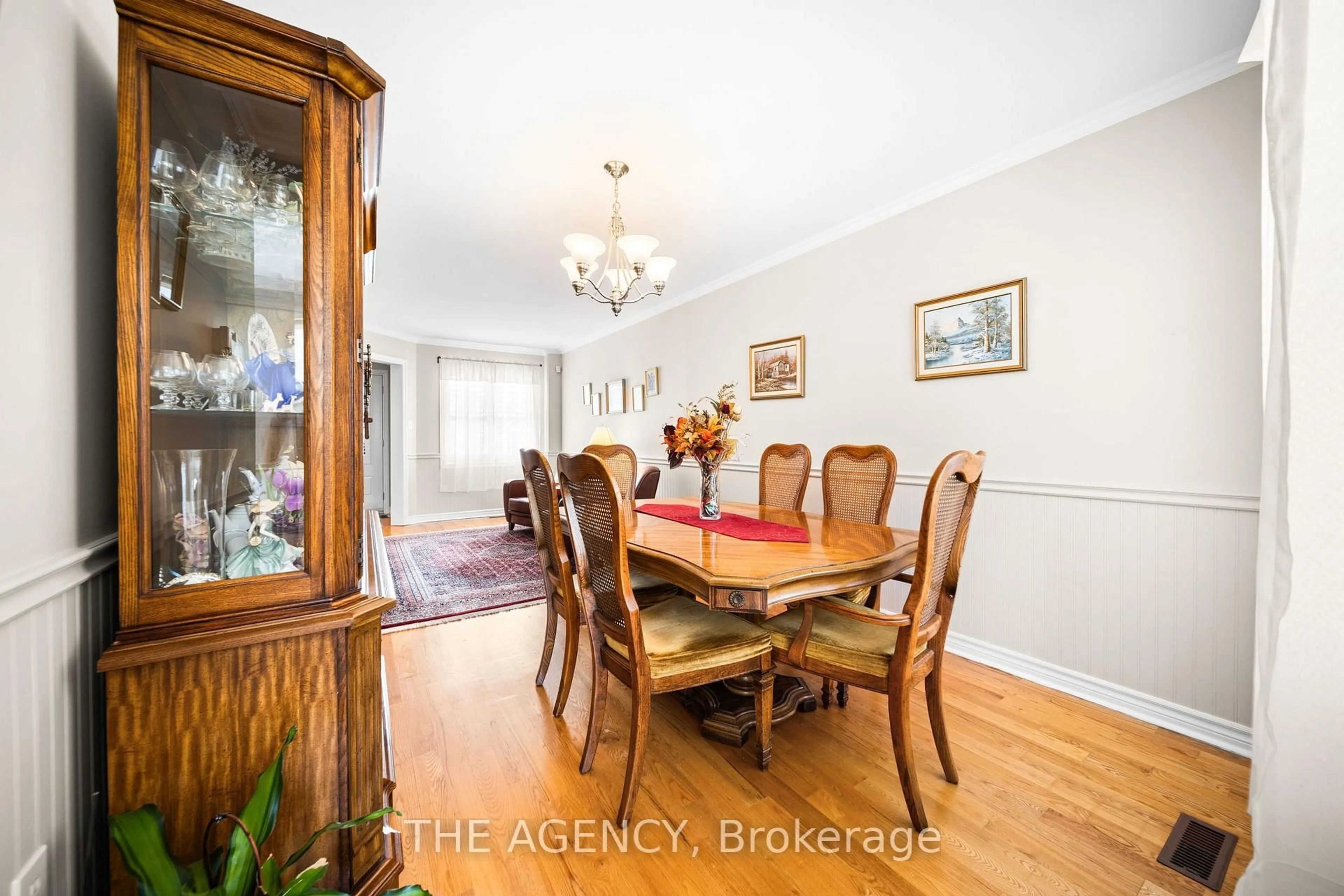 Dining room, wood/laminate floor for 18 Wildflower Dr, Richmond Hill Ontario L4E 3Y5