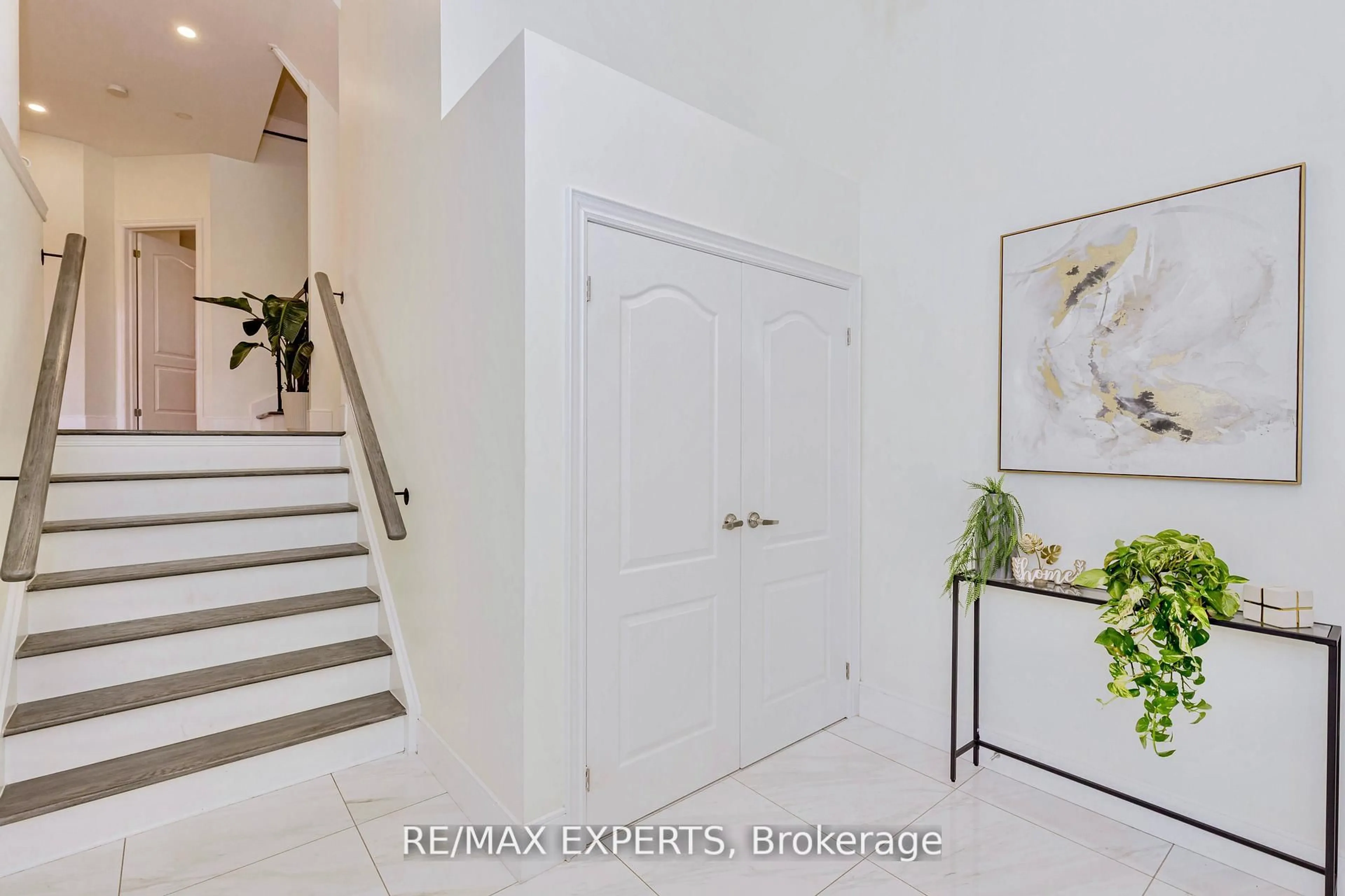 Indoor entryway for 193 Fairlane Cres, Vaughan Ontario L4H 2H1