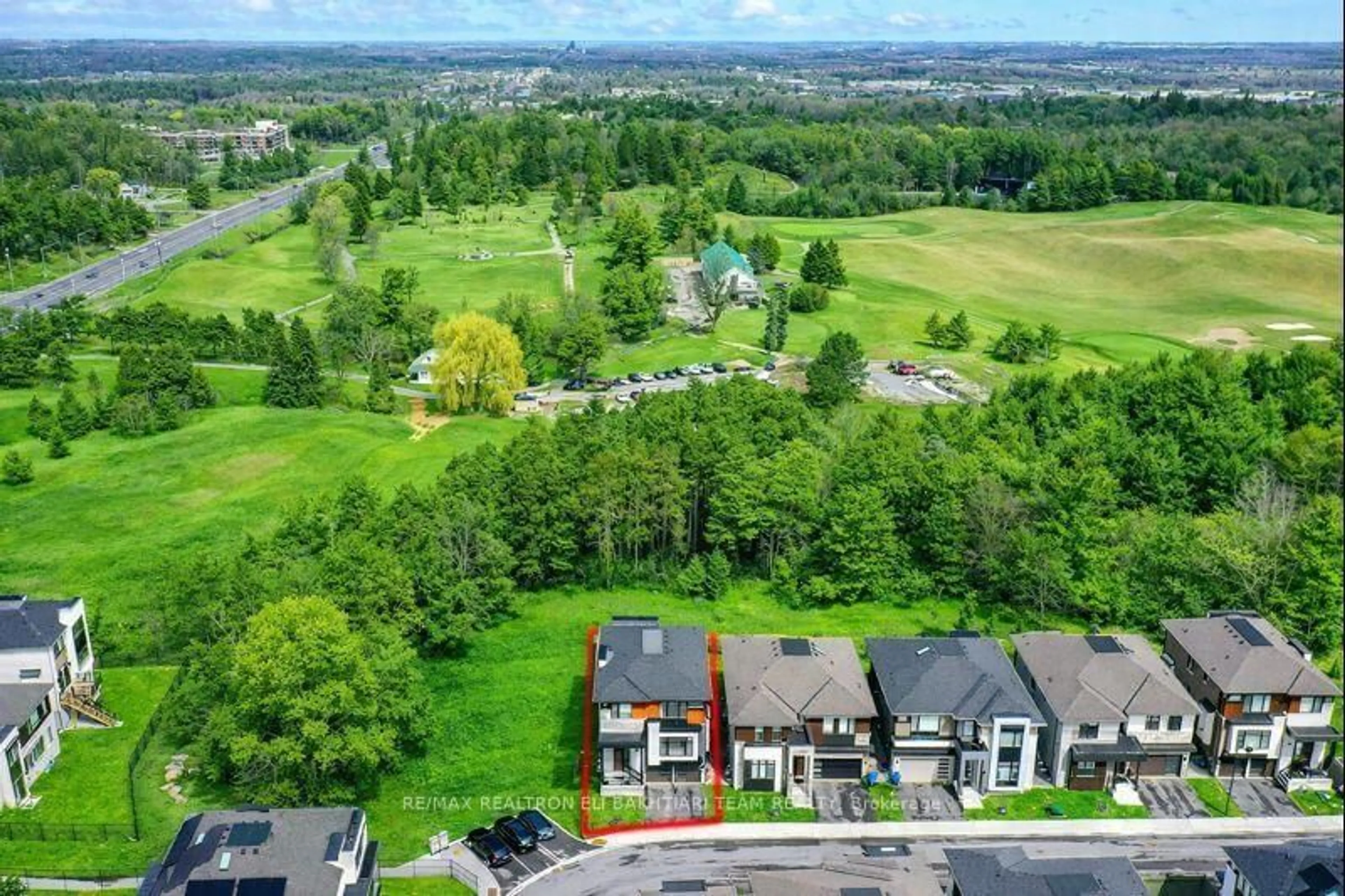 A pic from outside/outdoor area/front of a property/back of a property/a pic from drone, mountain view for 50 Royal Hill Crt, Aurora Ontario L4G 3Z7