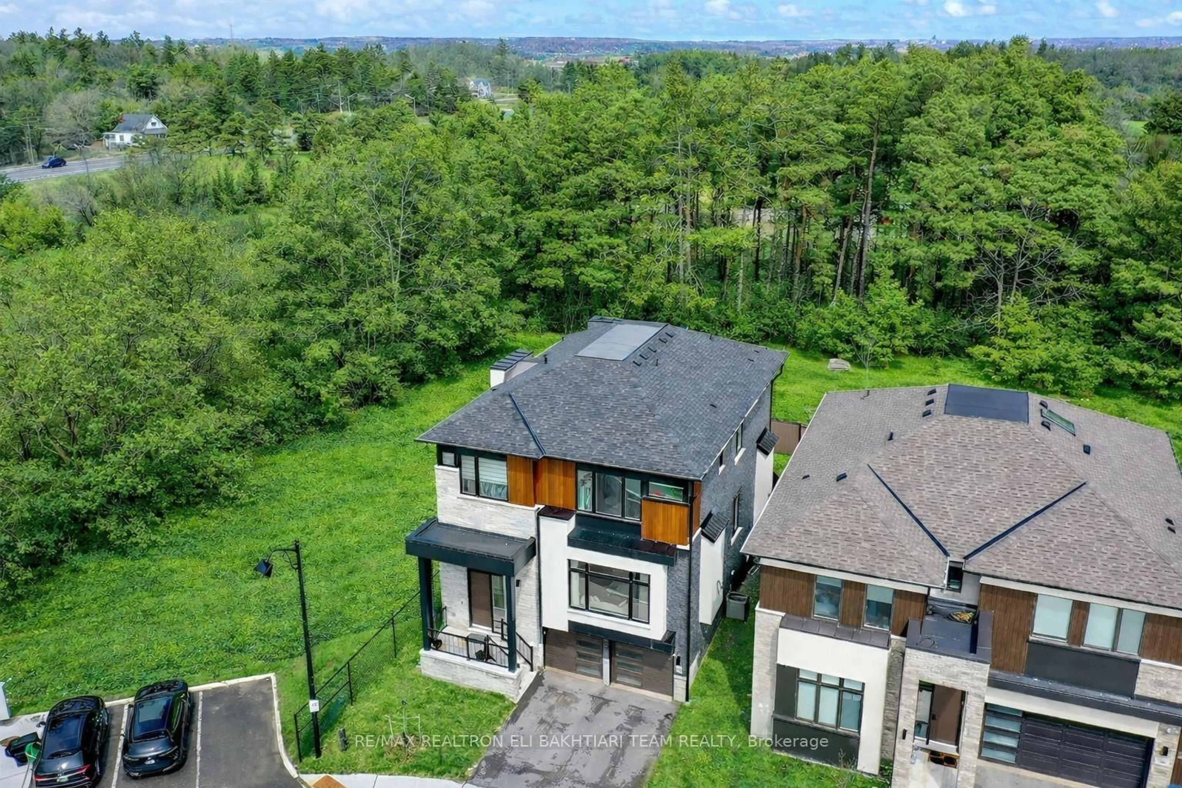 A pic from outside/outdoor area/front of a property/back of a property/a pic from drone, mountain view for 50 Royal Hill Crt, Aurora Ontario L4G 3Z7