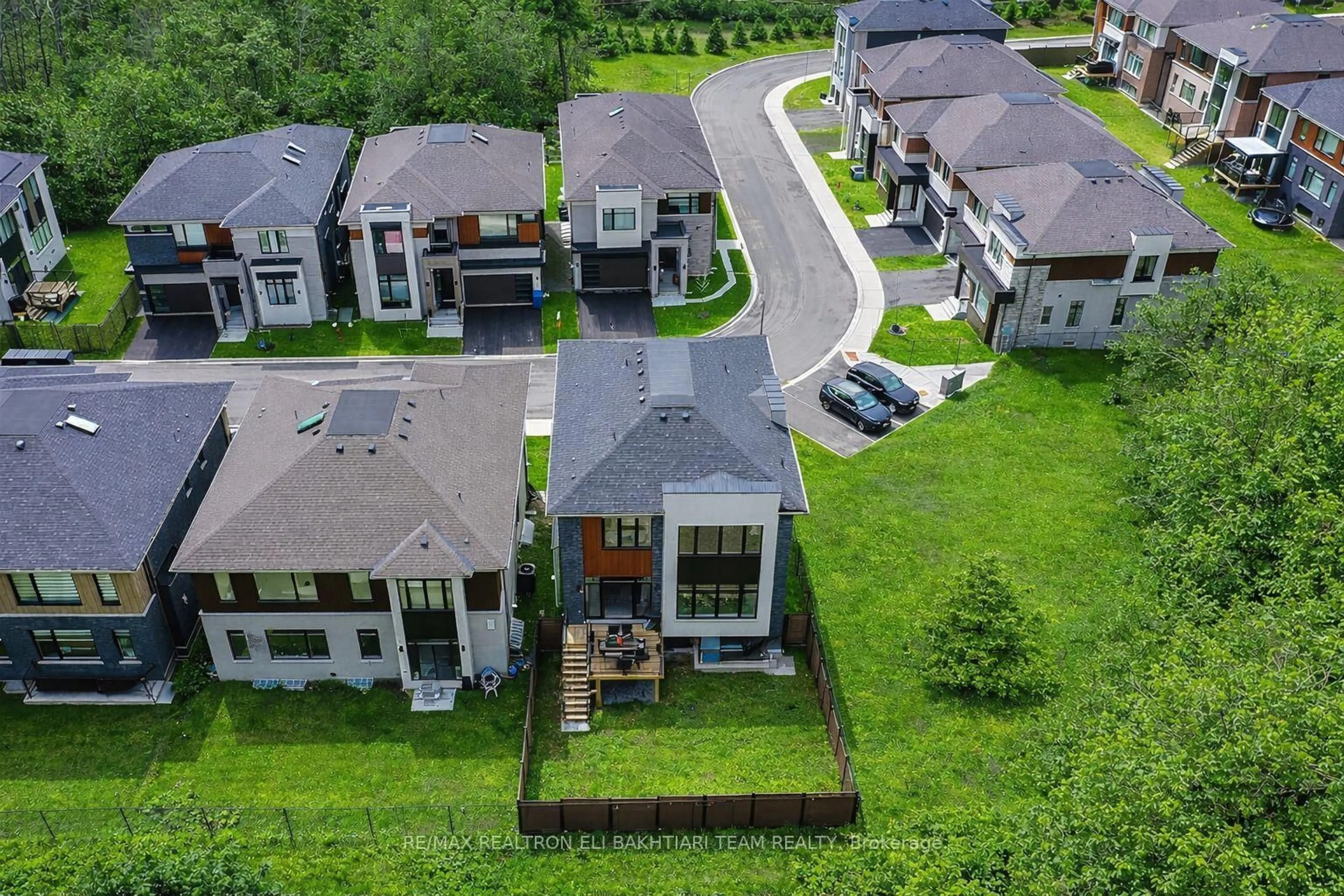 A pic from outside/outdoor area/front of a property/back of a property/a pic from drone, street for 50 Royal Hill Crt, Aurora Ontario L4G 3Z7