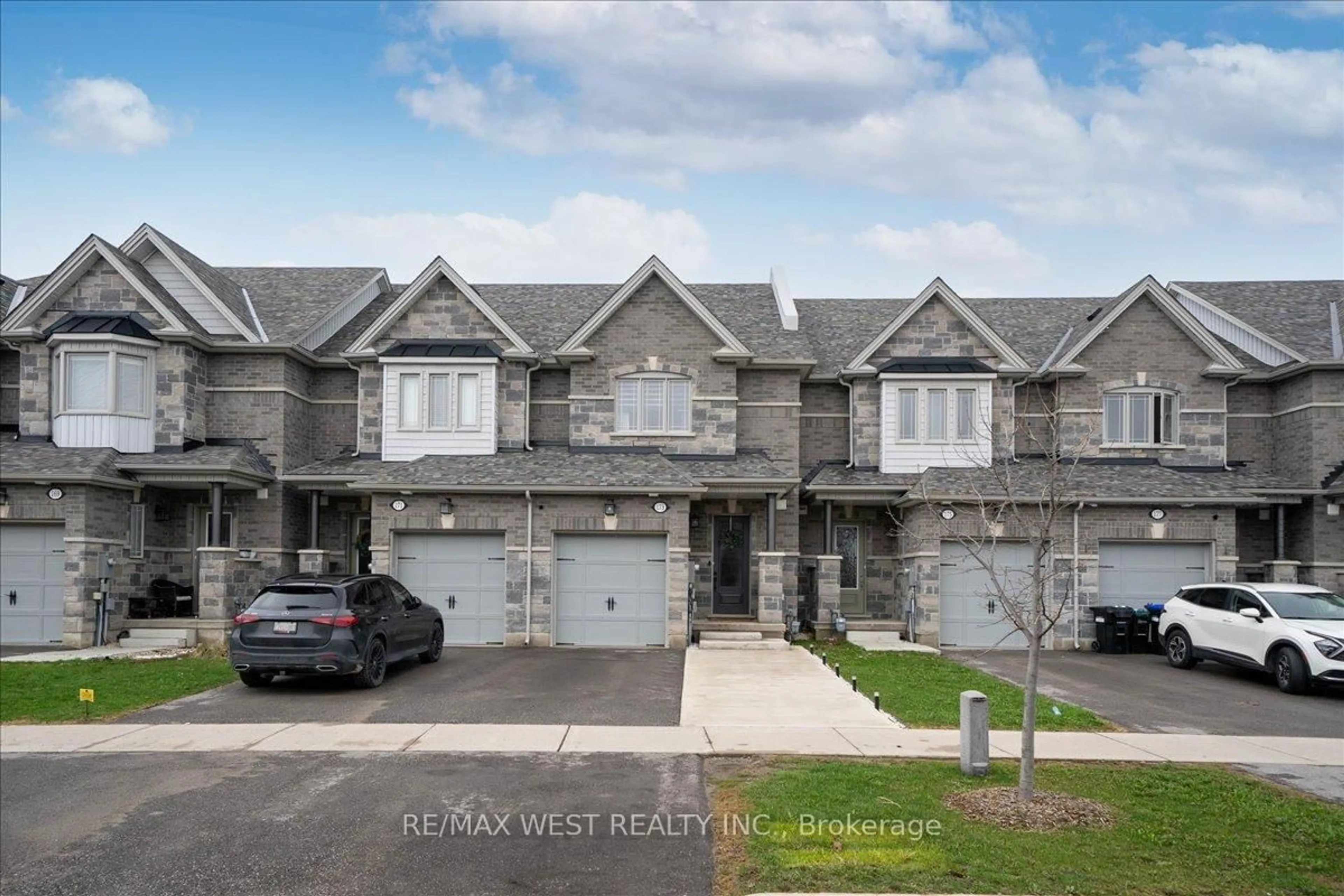 A pic from outside/outdoor area/front of a property/back of a property/a pic from drone, street for 173 Walker Blvd, New Tecumseth Ontario L9R 0R3