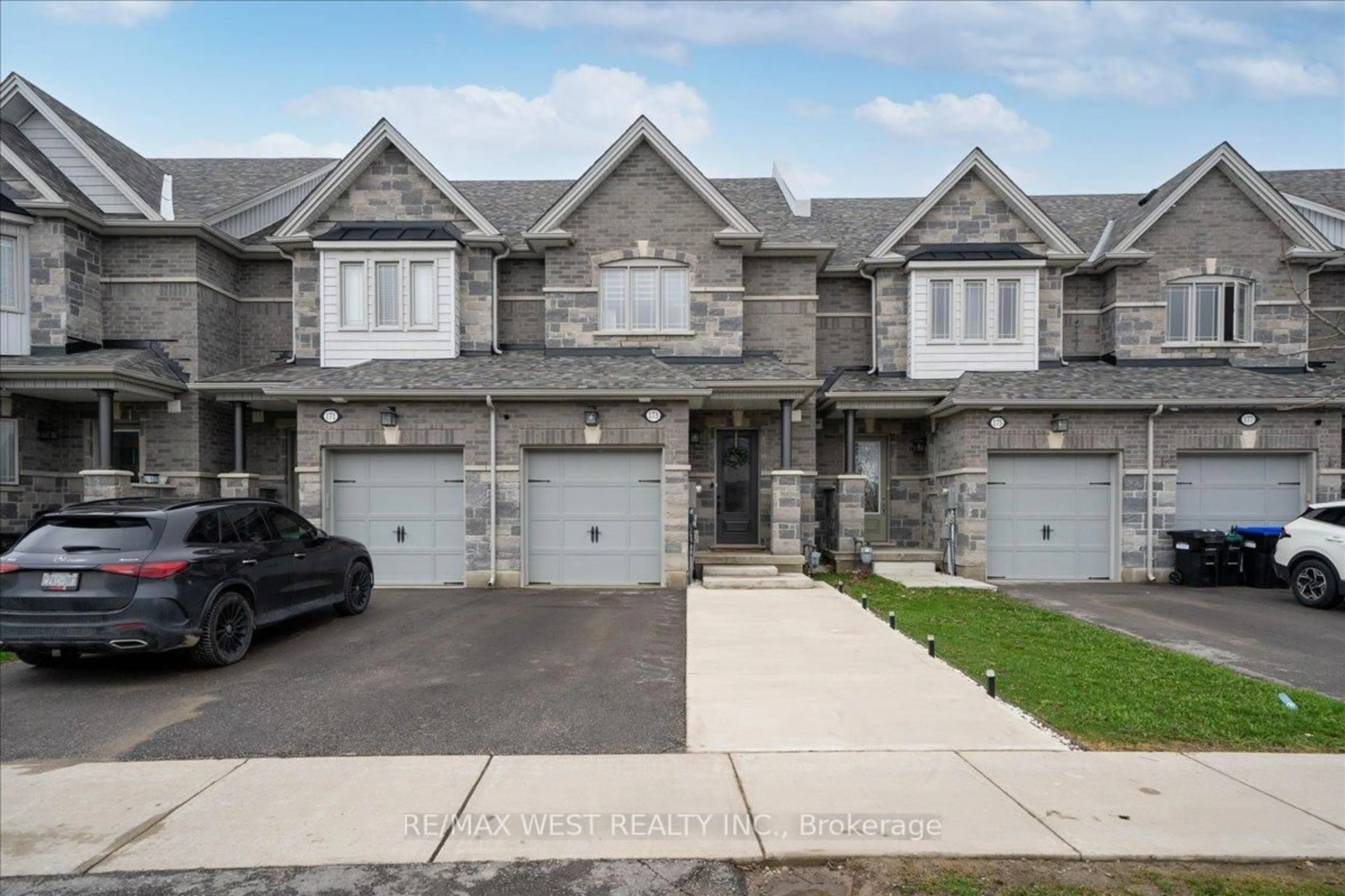A pic from outside/outdoor area/front of a property/back of a property/a pic from drone, street for 173 Walker Blvd, New Tecumseth Ontario L9R 0R3