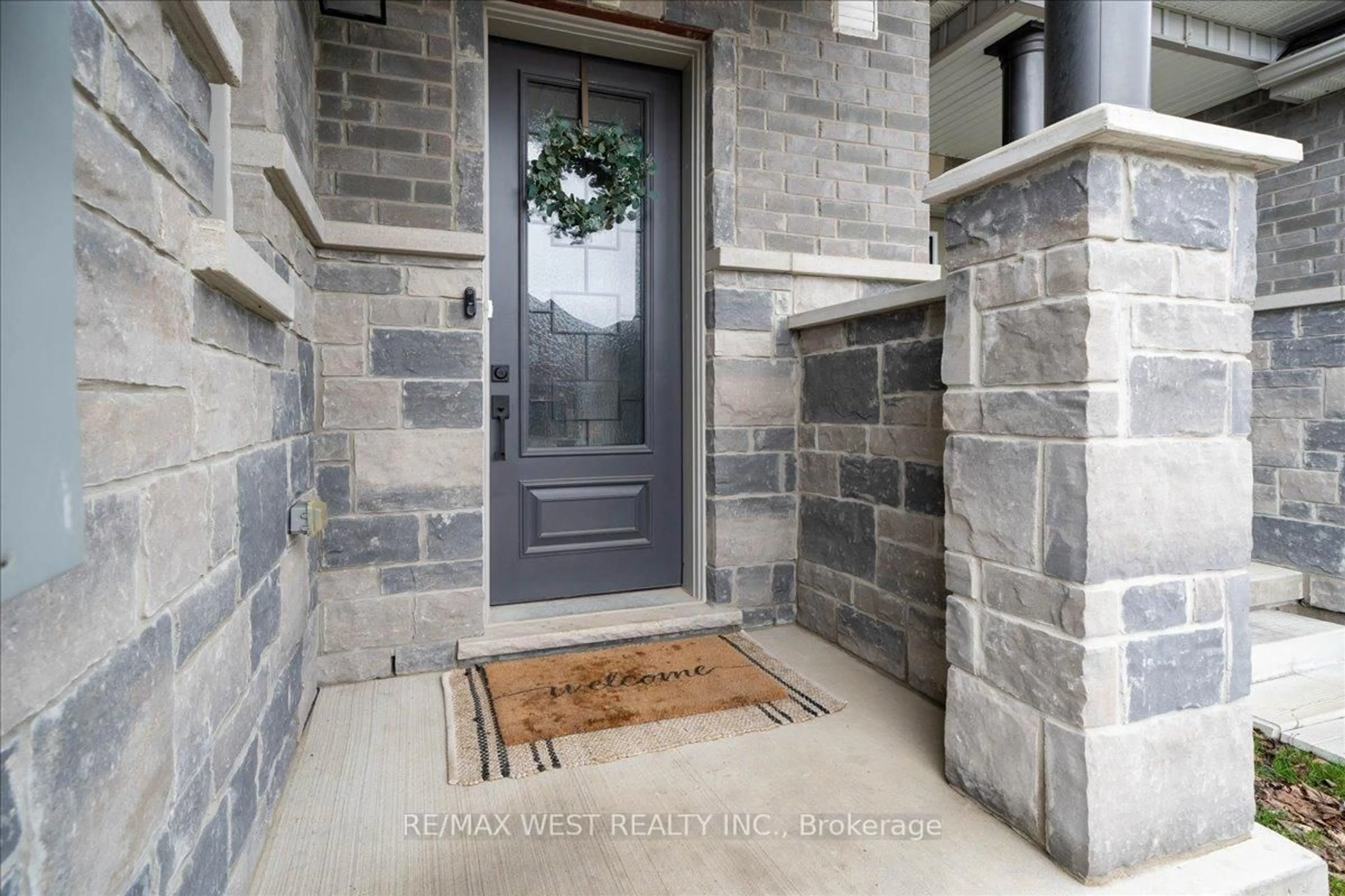 Indoor entryway for 173 Walker Blvd, New Tecumseth Ontario L9R 0R3