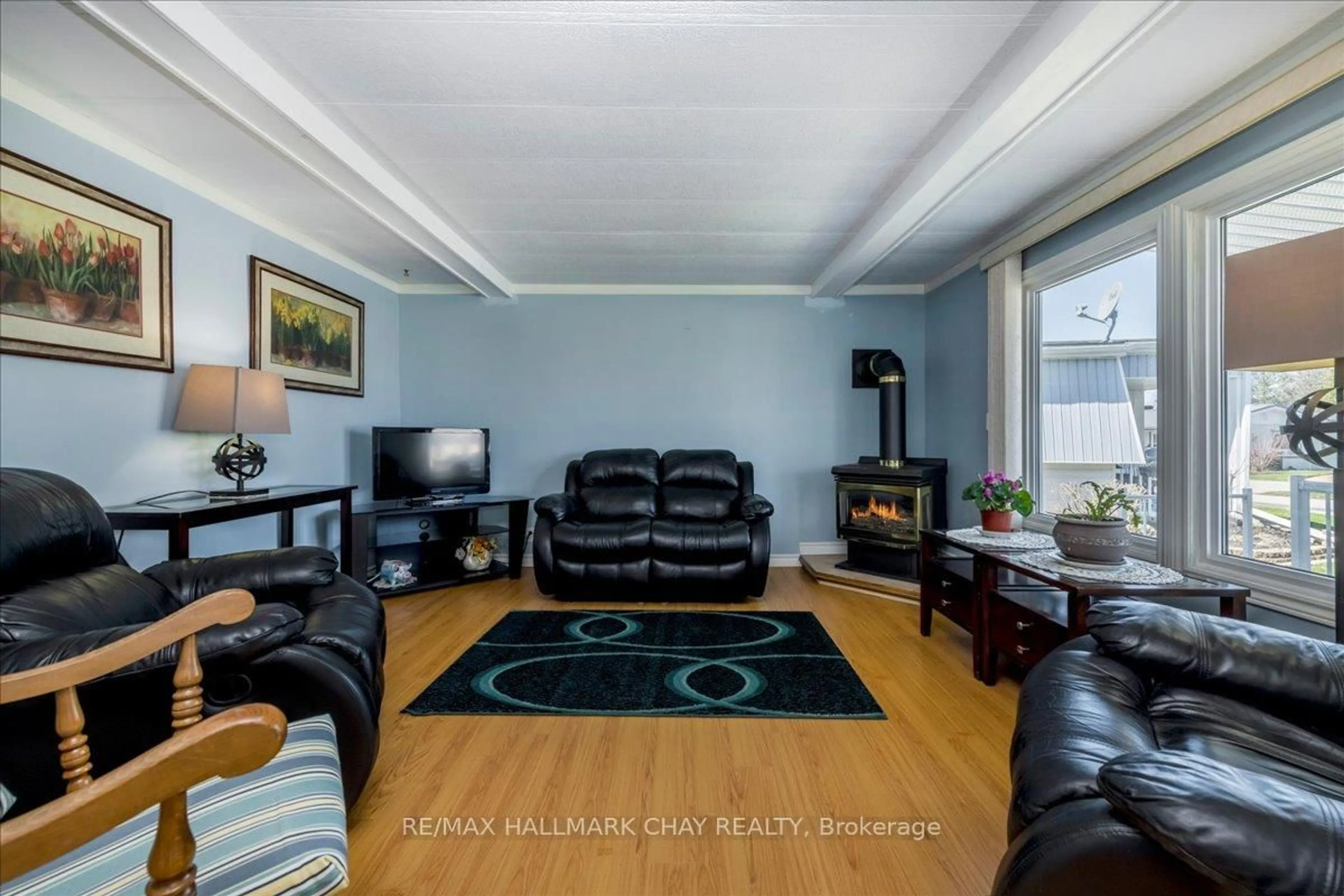 Living room with furniture, unknown for 79 LINDEN Lane, Innisfil Ontario L9S 1N3