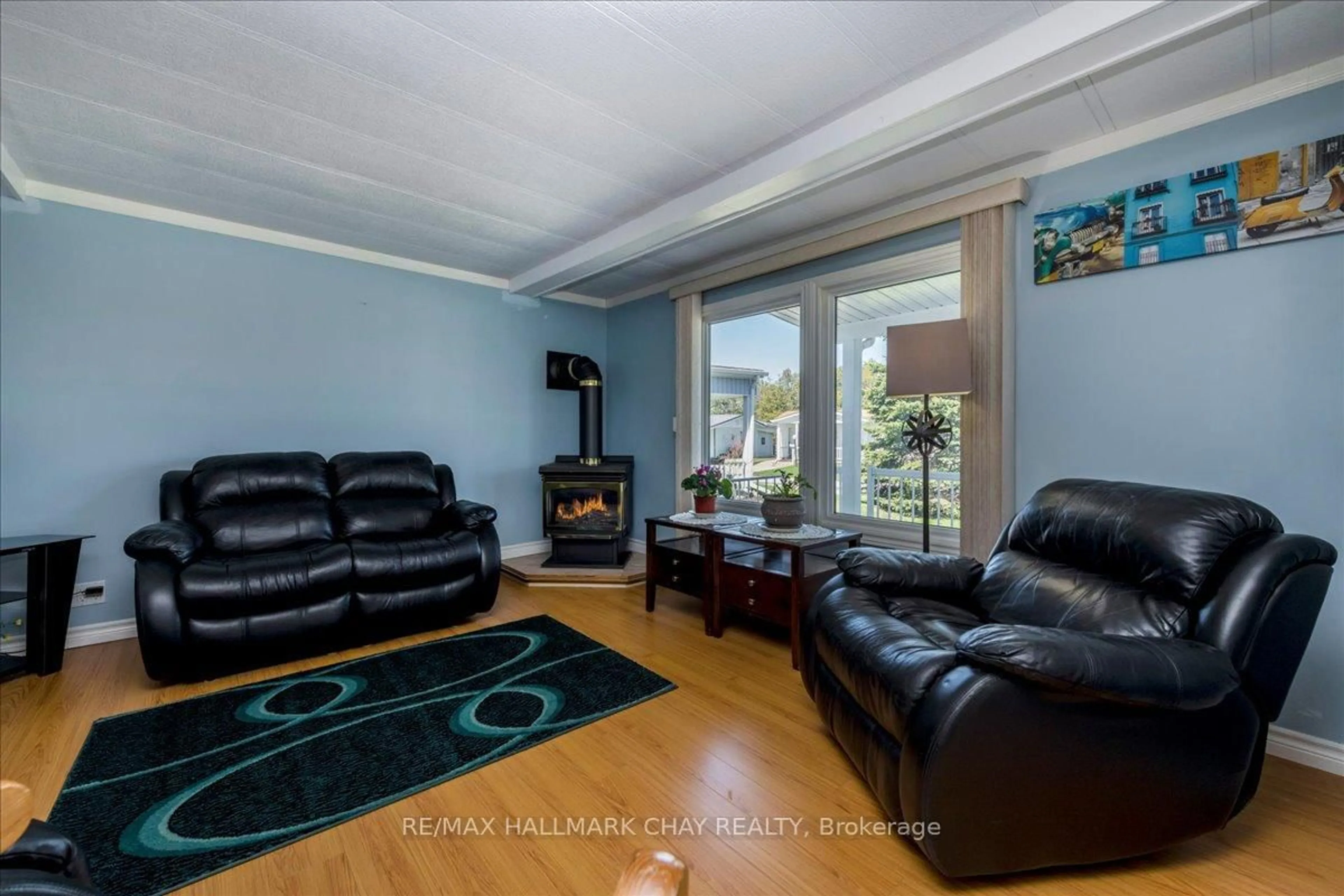 Living room with furniture, unknown for 79 LINDEN Lane, Innisfil Ontario L9S 1N3