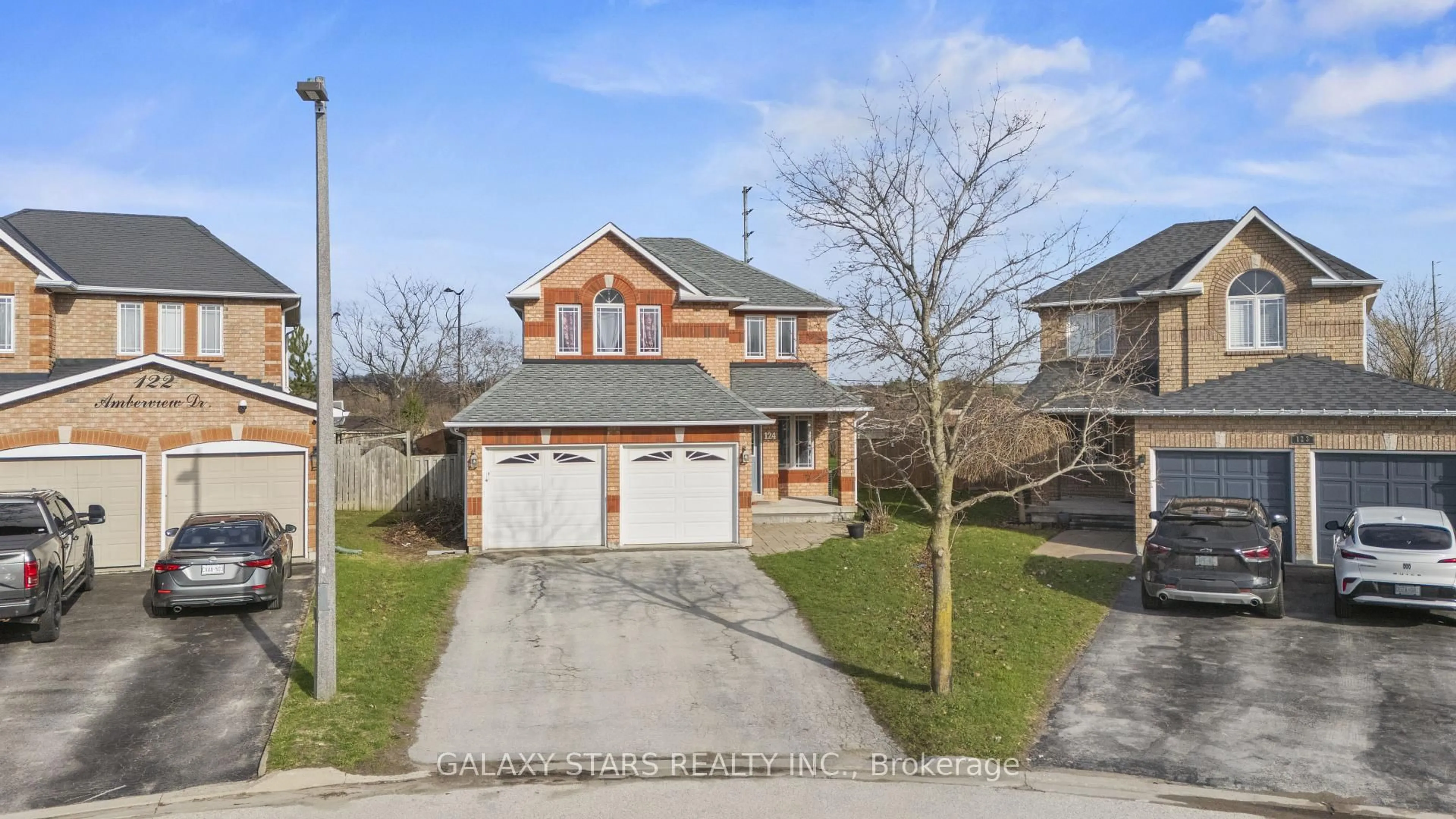 A pic from outside/outdoor area/front of a property/back of a property/a pic from drone, street for 124 Amberview Dr, Georgina Ontario L4P 3Y4