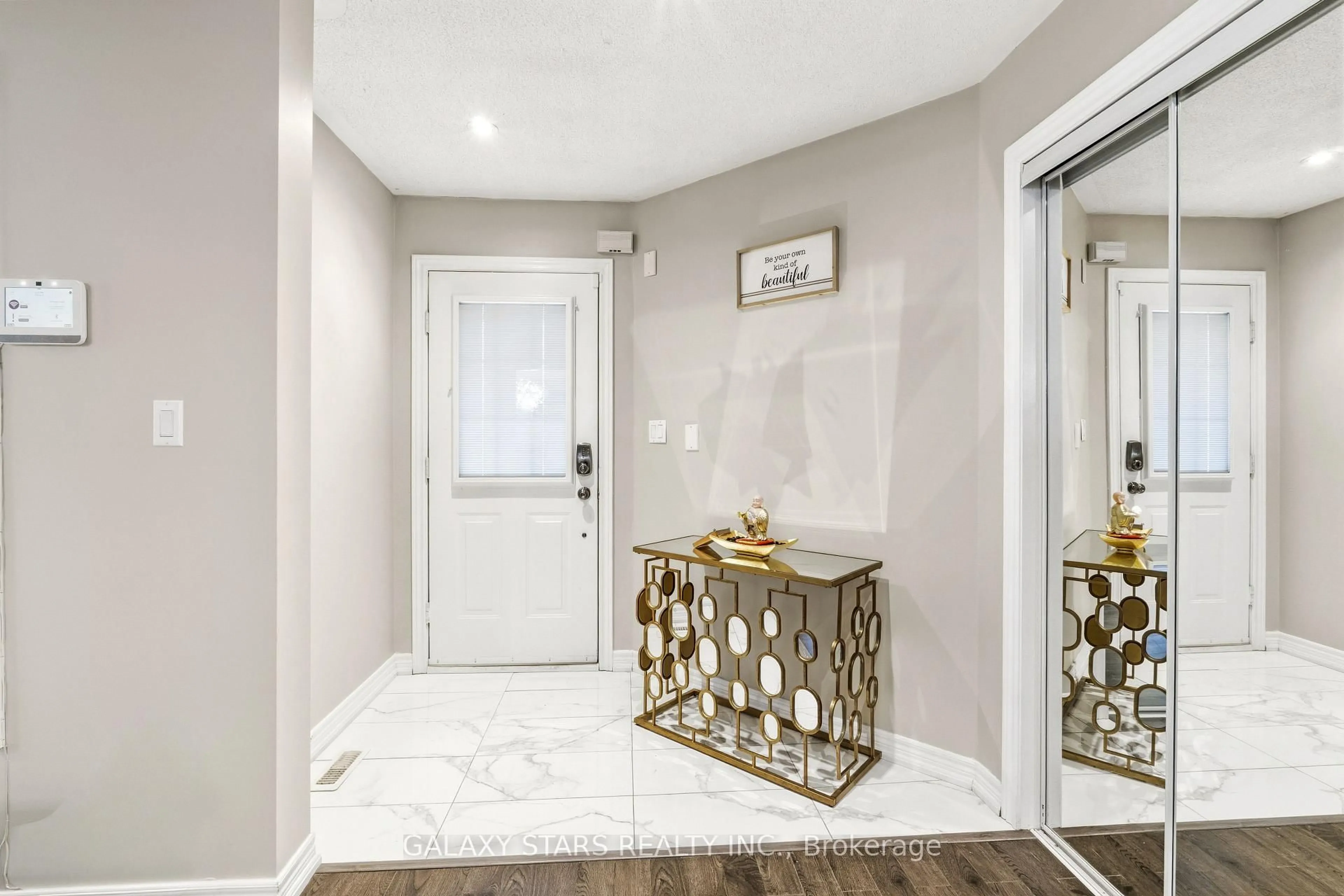 Indoor entryway for 124 Amberview Dr, Georgina Ontario L4P 3Y4