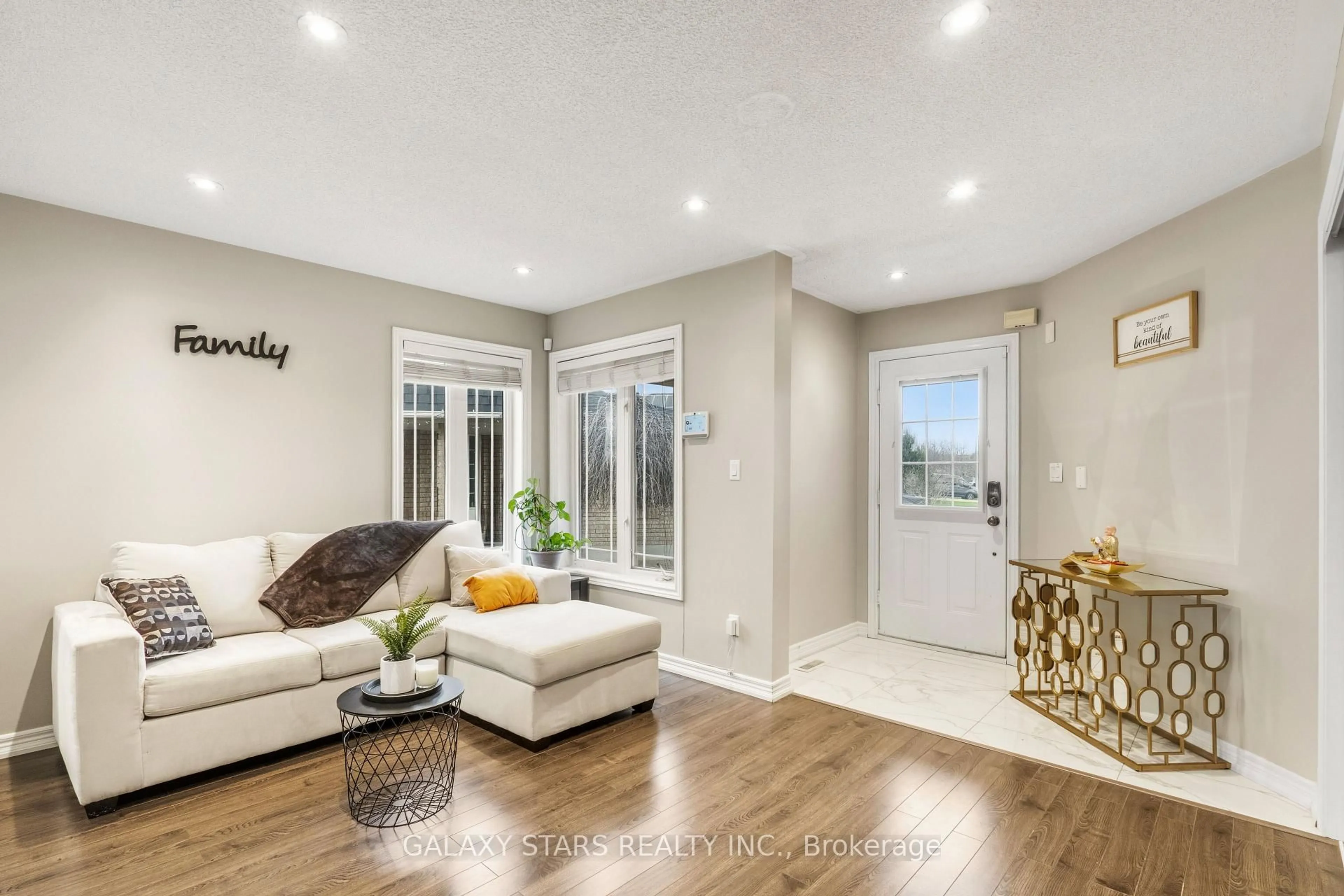 Living room with furniture, unknown for 124 Amberview Dr, Georgina Ontario L4P 3Y4