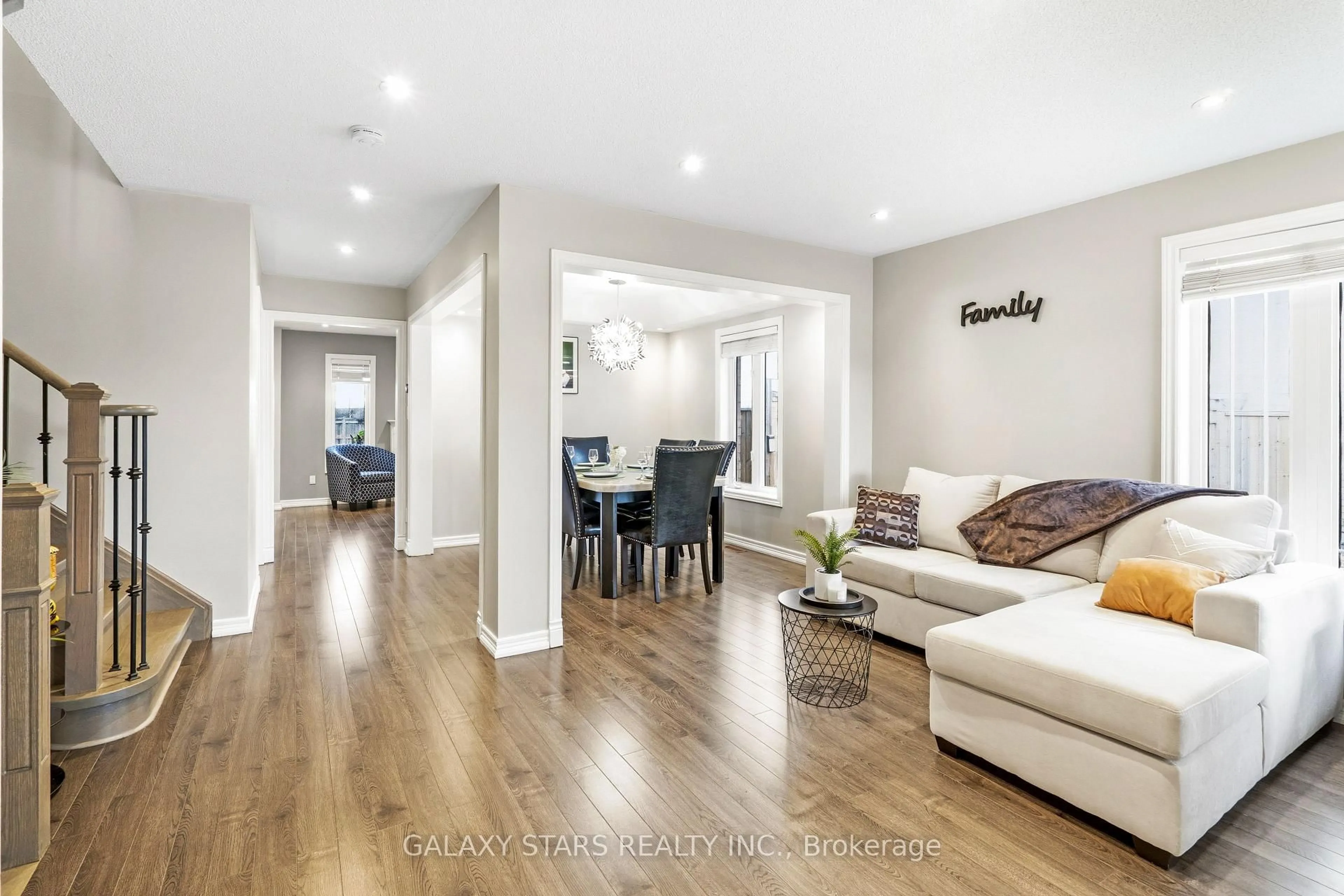 Living room with furniture, wood/laminate floor for 124 Amberview Dr, Georgina Ontario L4P 3Y4