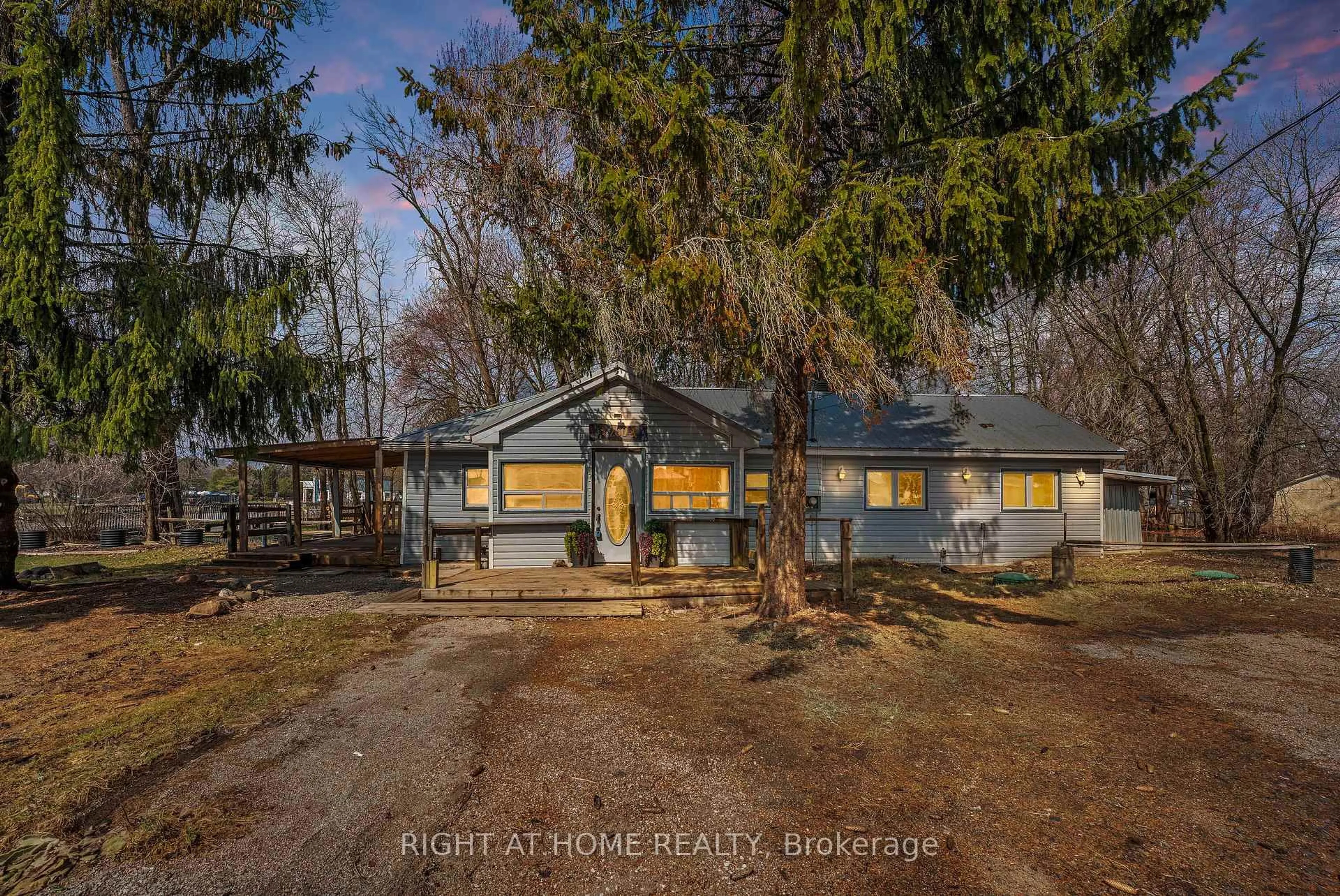 A pic from outside/outdoor area/front of a property/back of a property/a pic from drone, street for 260 Beach Rd, Innisfil Ontario L0L 1R0