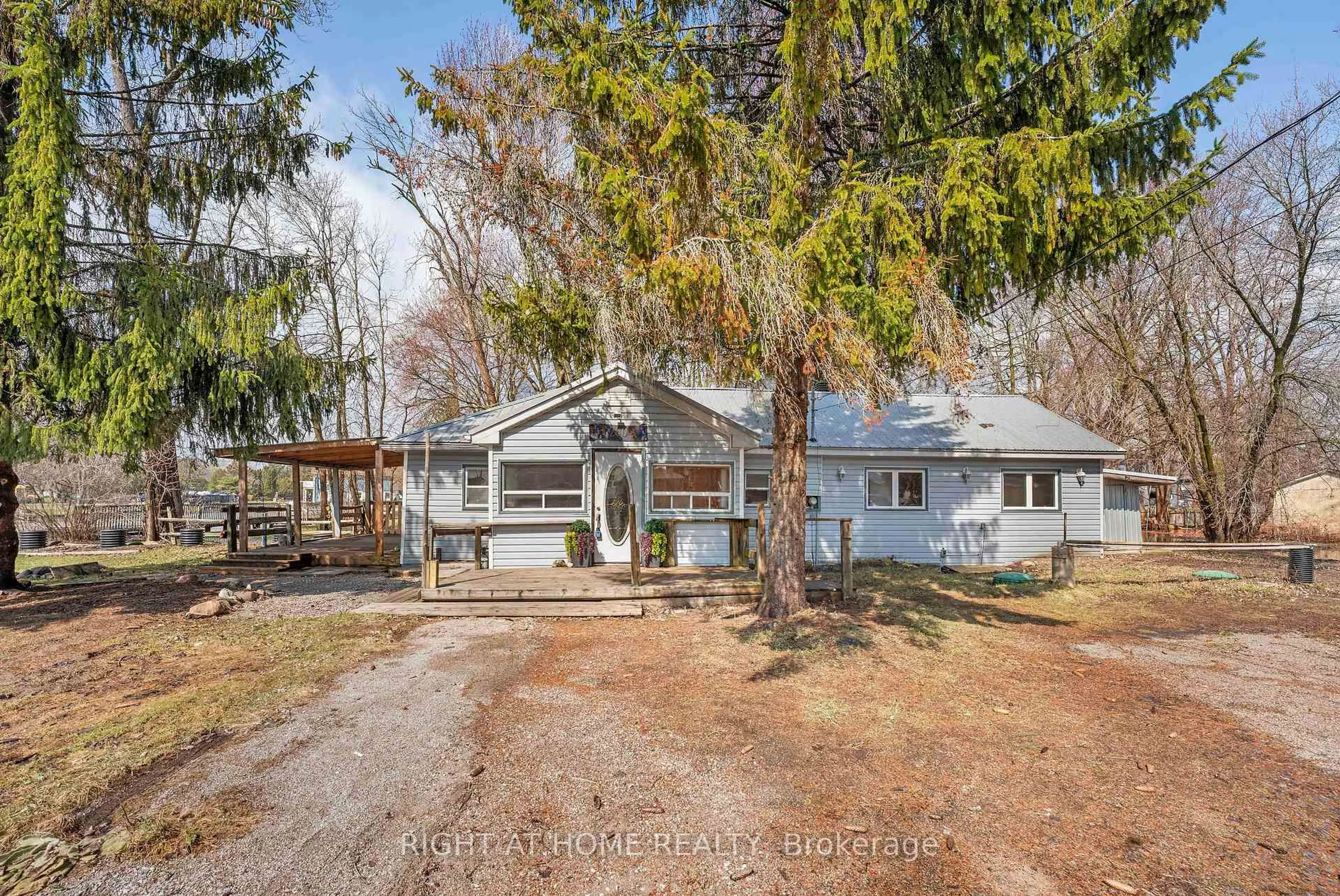 A pic from outside/outdoor area/front of a property/back of a property/a pic from drone, street for 260 Beach Rd, Innisfil Ontario L0L 1R0