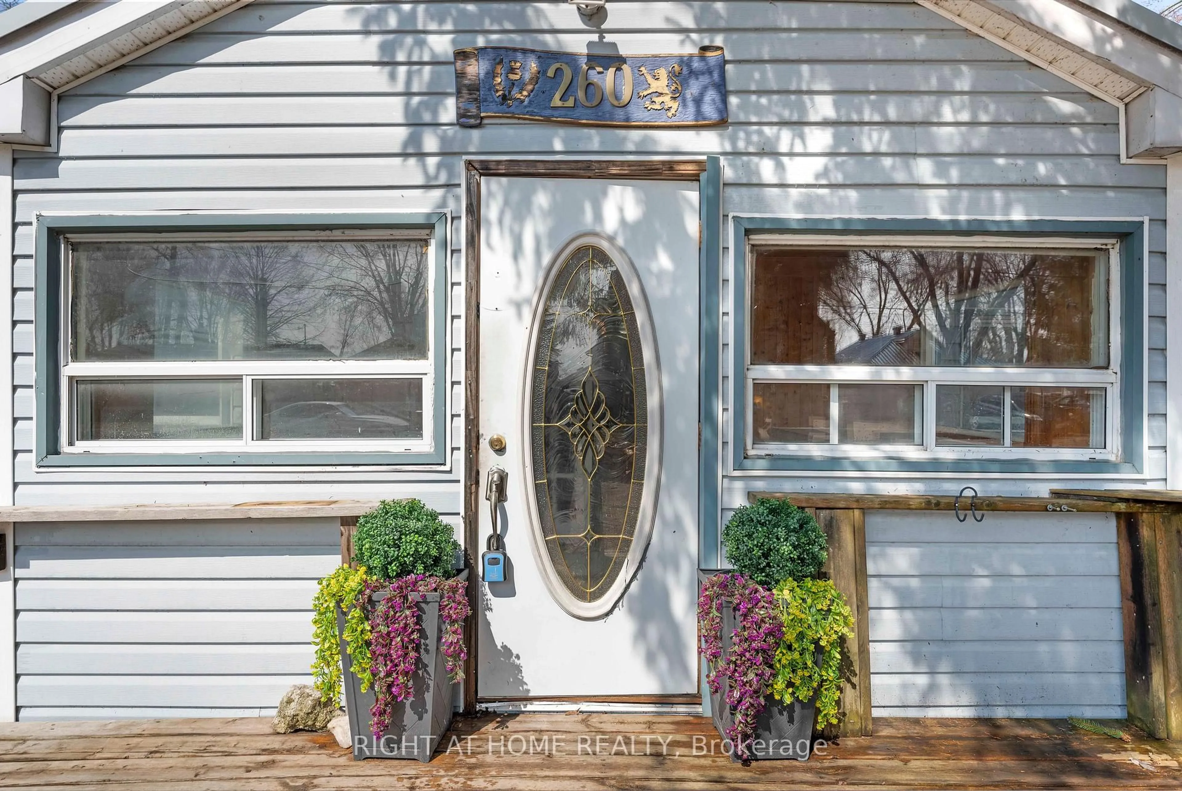 Indoor entryway for 260 Beach Rd, Innisfil Ontario L0L 1R0