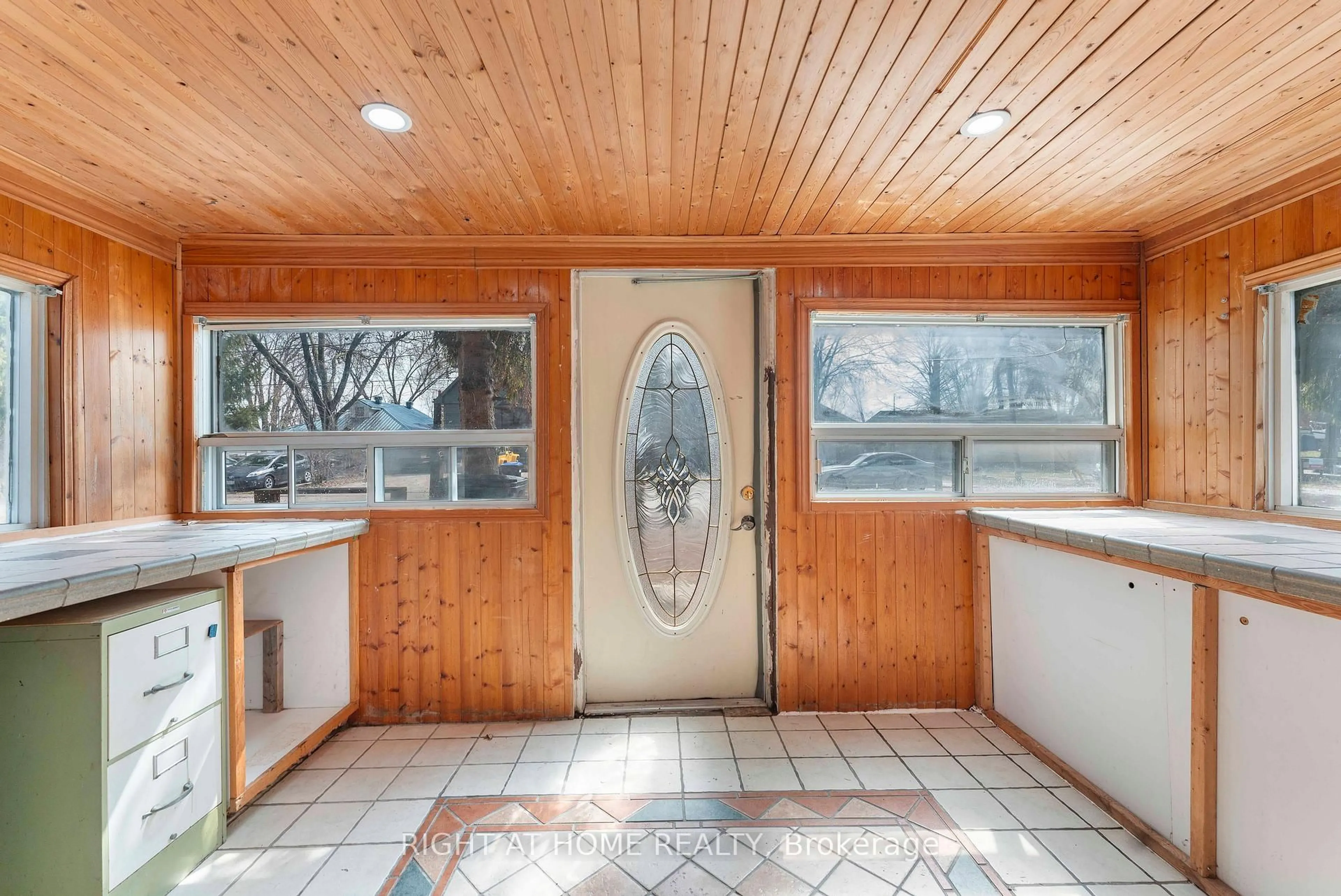 Indoor entryway for 260 Beach Rd, Innisfil Ontario L0L 1R0