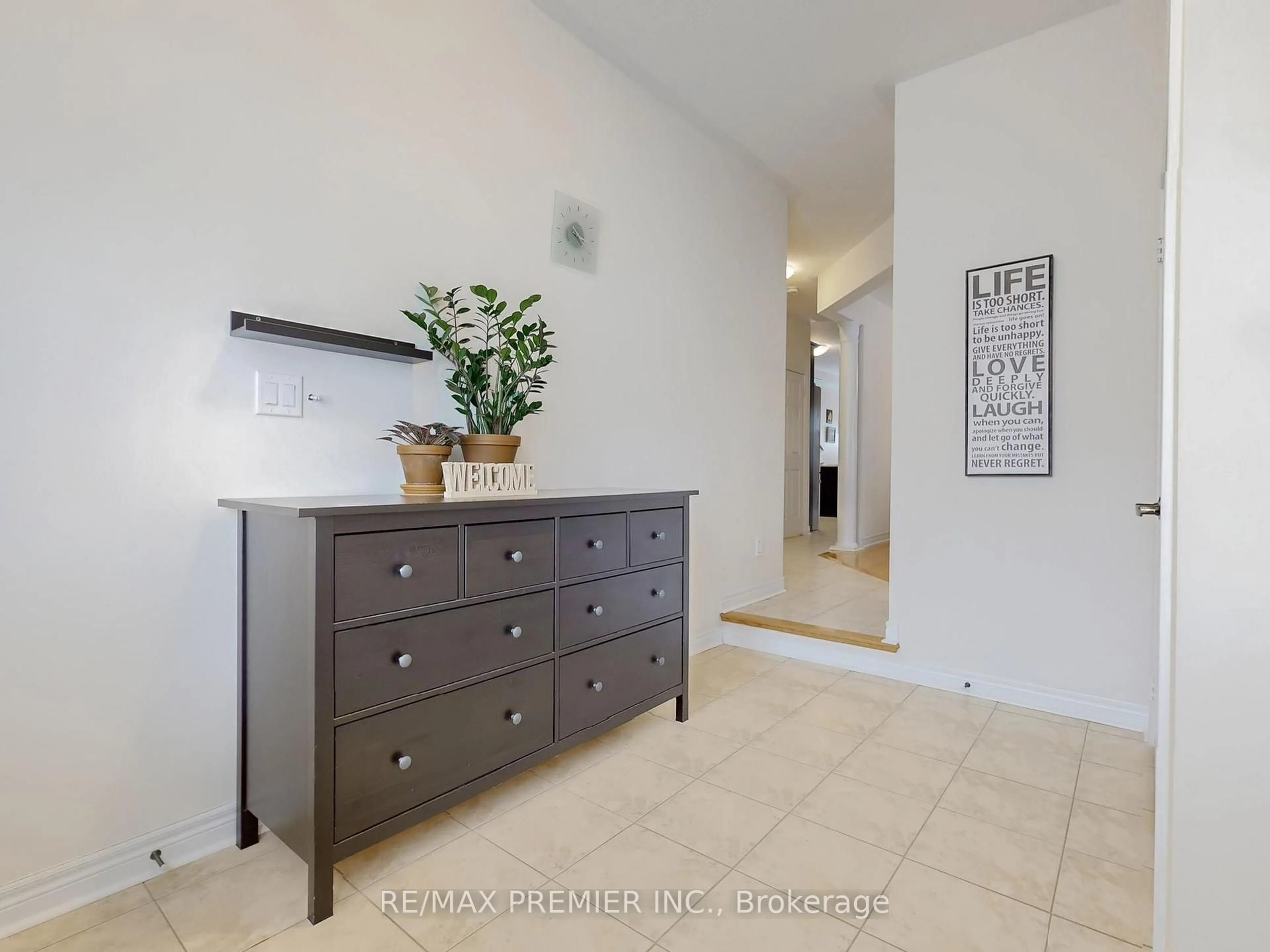 Indoor entryway for 32 Blue Grouse Rd, Vaughan Ontario L6A 4B9